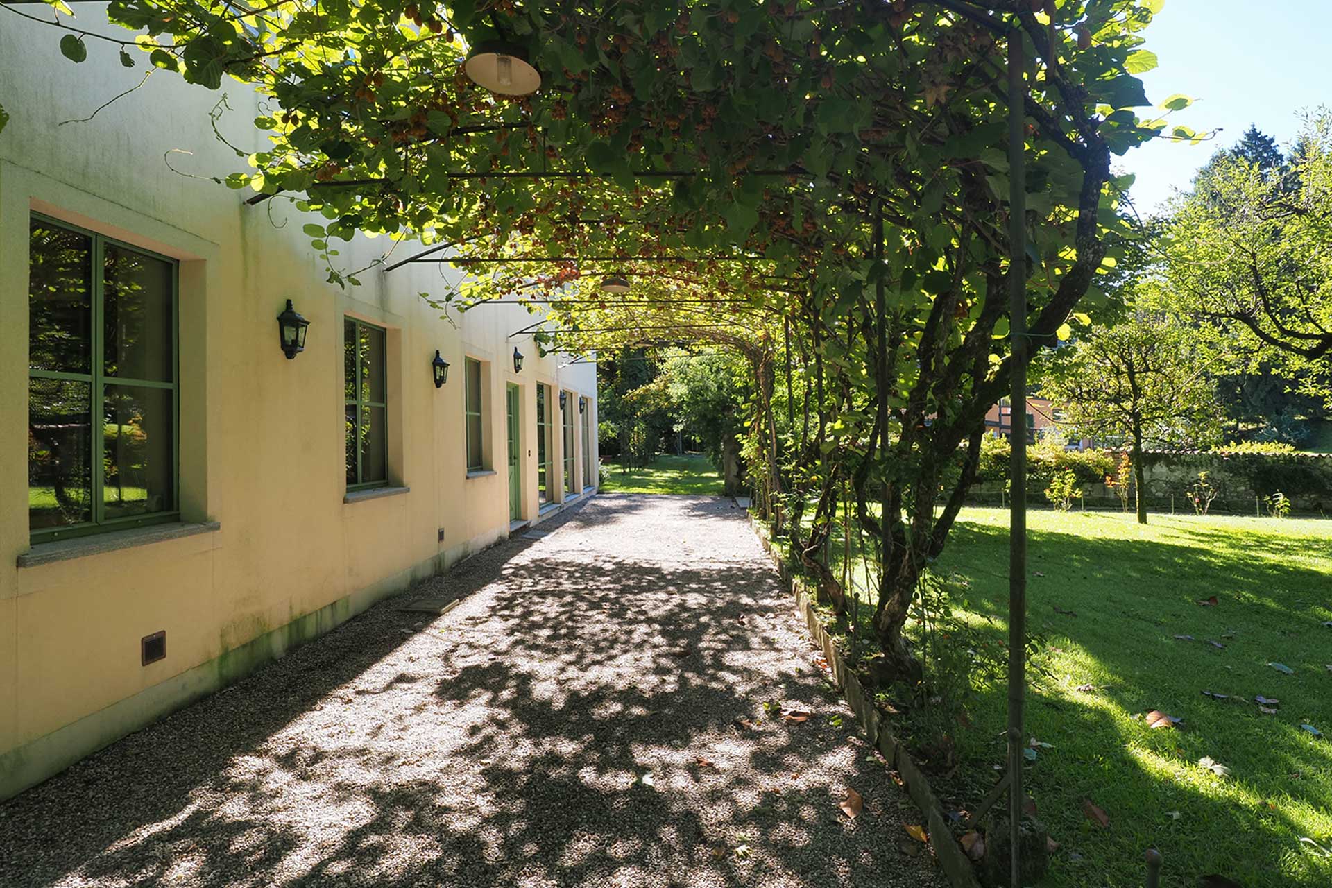 the-greenhouse-lake-como_house_lake-como-italy_exterior-design-plants.jpg