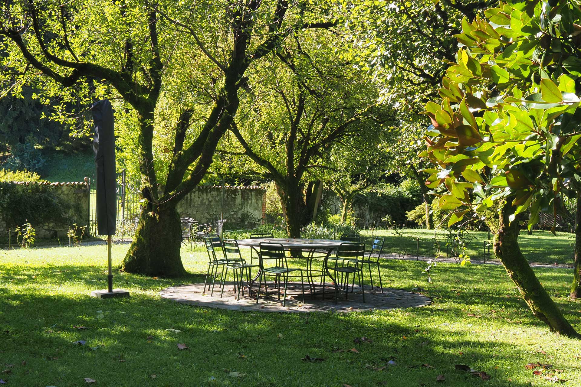 the-greenhouse-lake-como_house_lake-como-italy_exterior-table.jpg