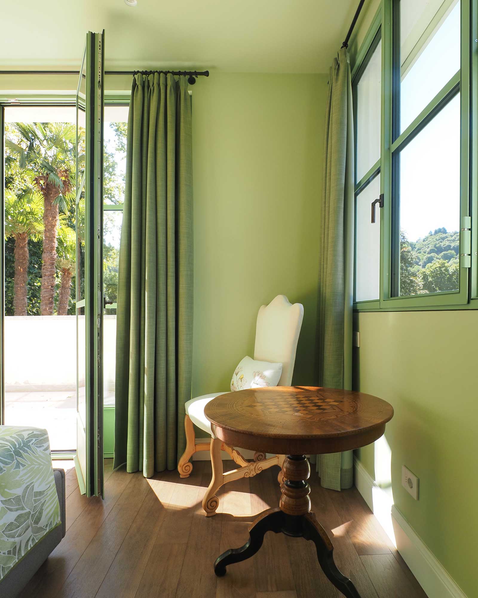 the-greenhouse-lake-como_house_lake-como-italy_interior-bedroom-detail.jpg