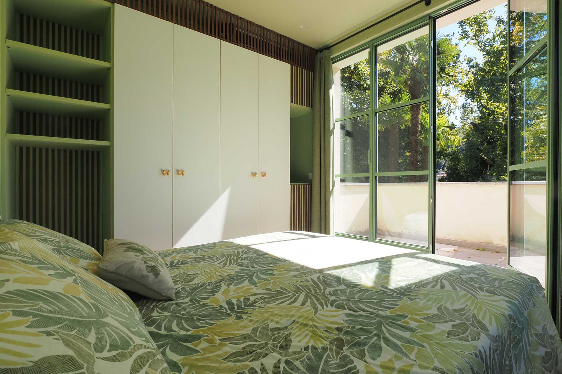 the-greenhouse-lake-como_house_lake-como-italy_interior-bedroom-view.jpg