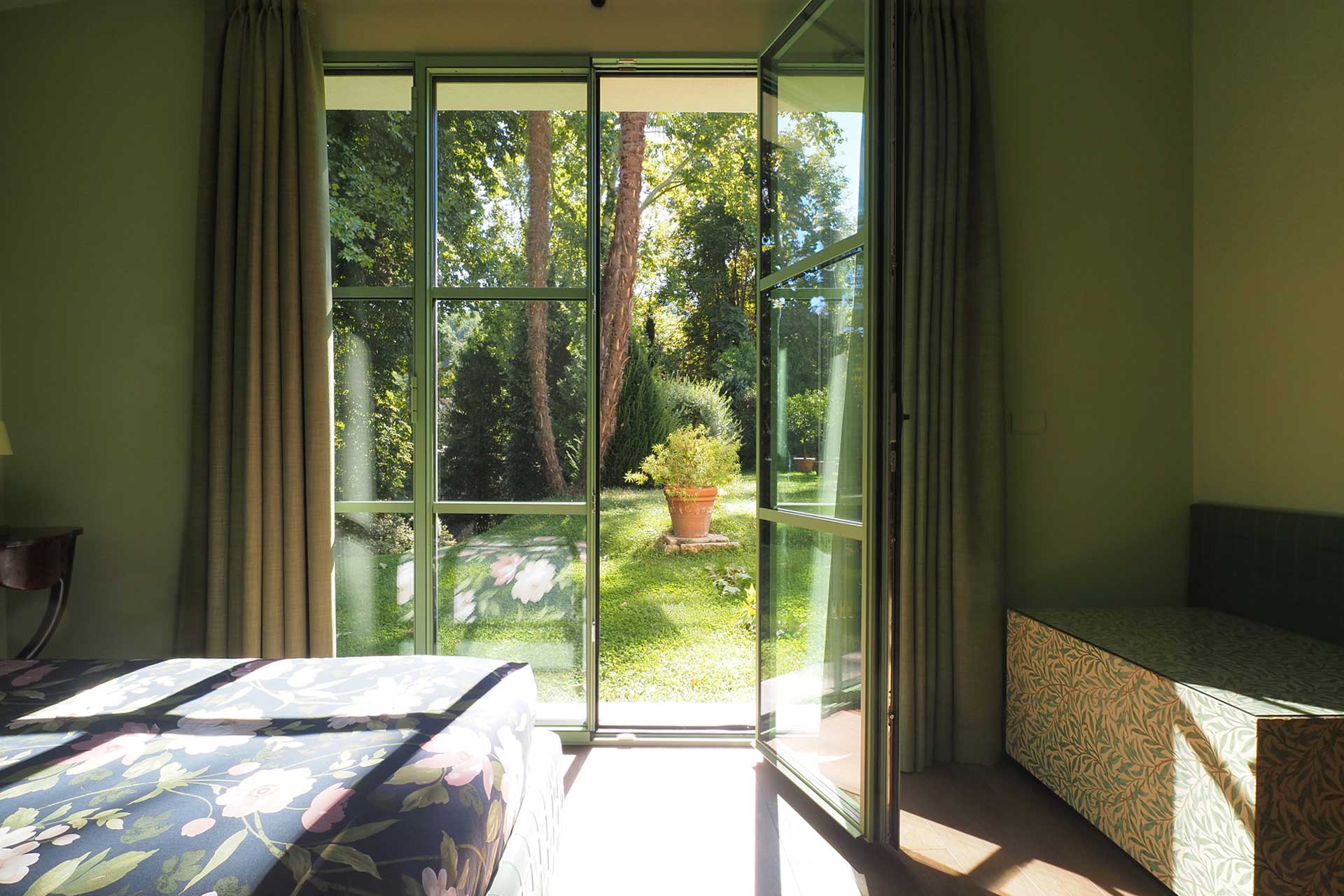 the-greenhouse-lake-como_house_lake-como-italy_interior-bedroom-window.jpg