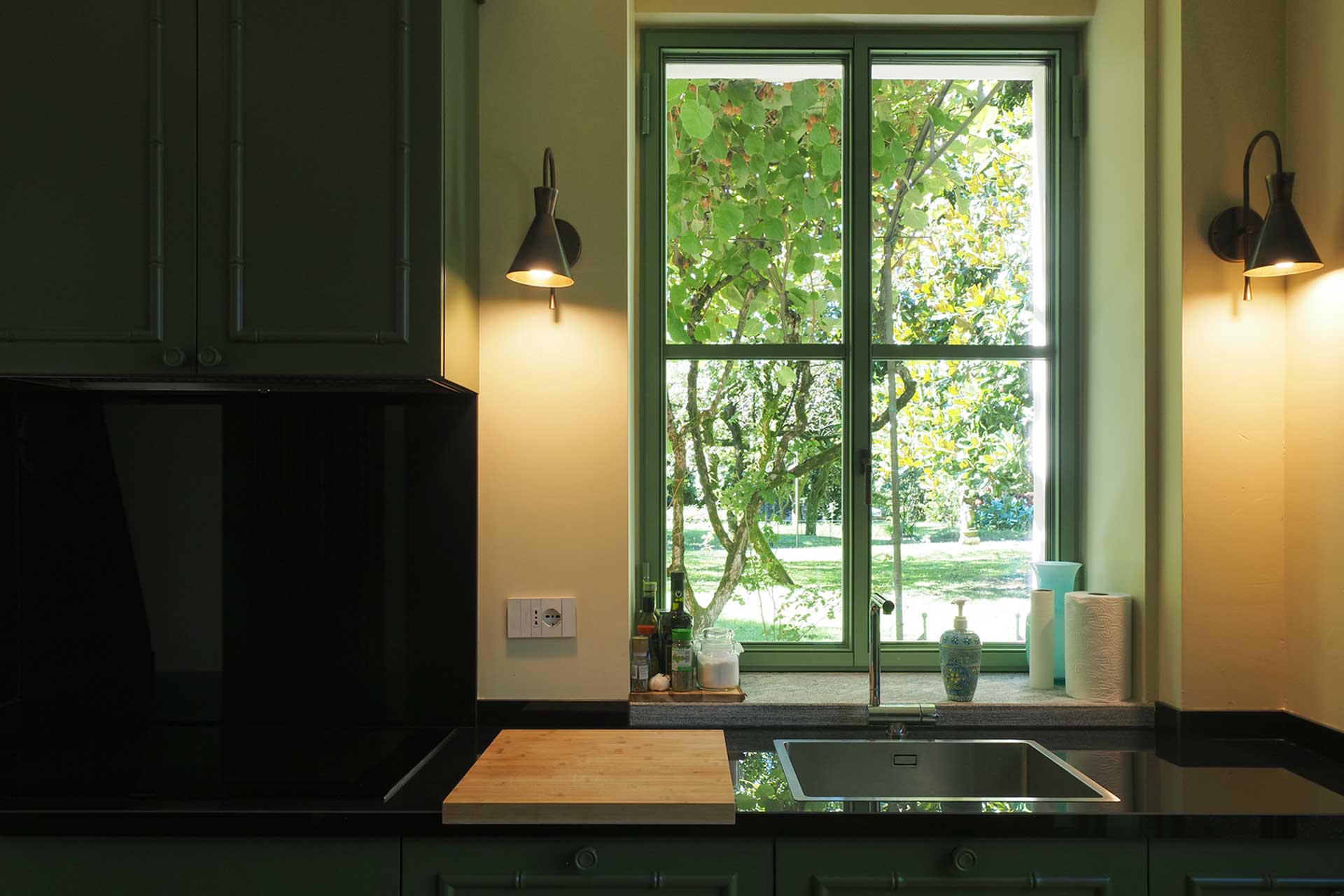 the-greenhouse-lake-como_house_lake-como-italy_interior-kitchen-window.jpg