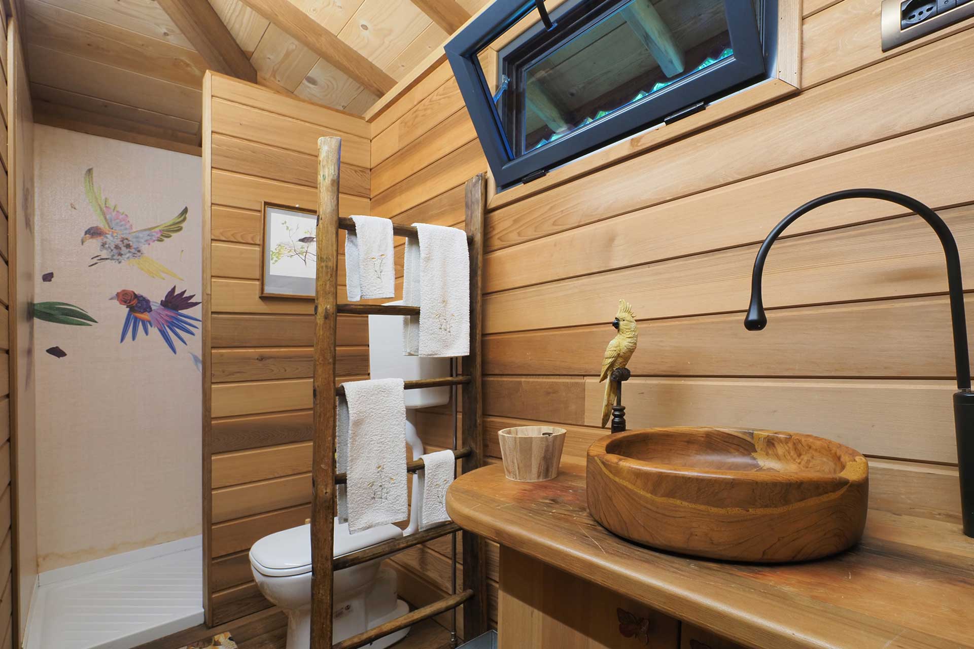 the-greenhouse-lake-como_house_lake-como-italy_interior-treehouse-bathroom.jpg