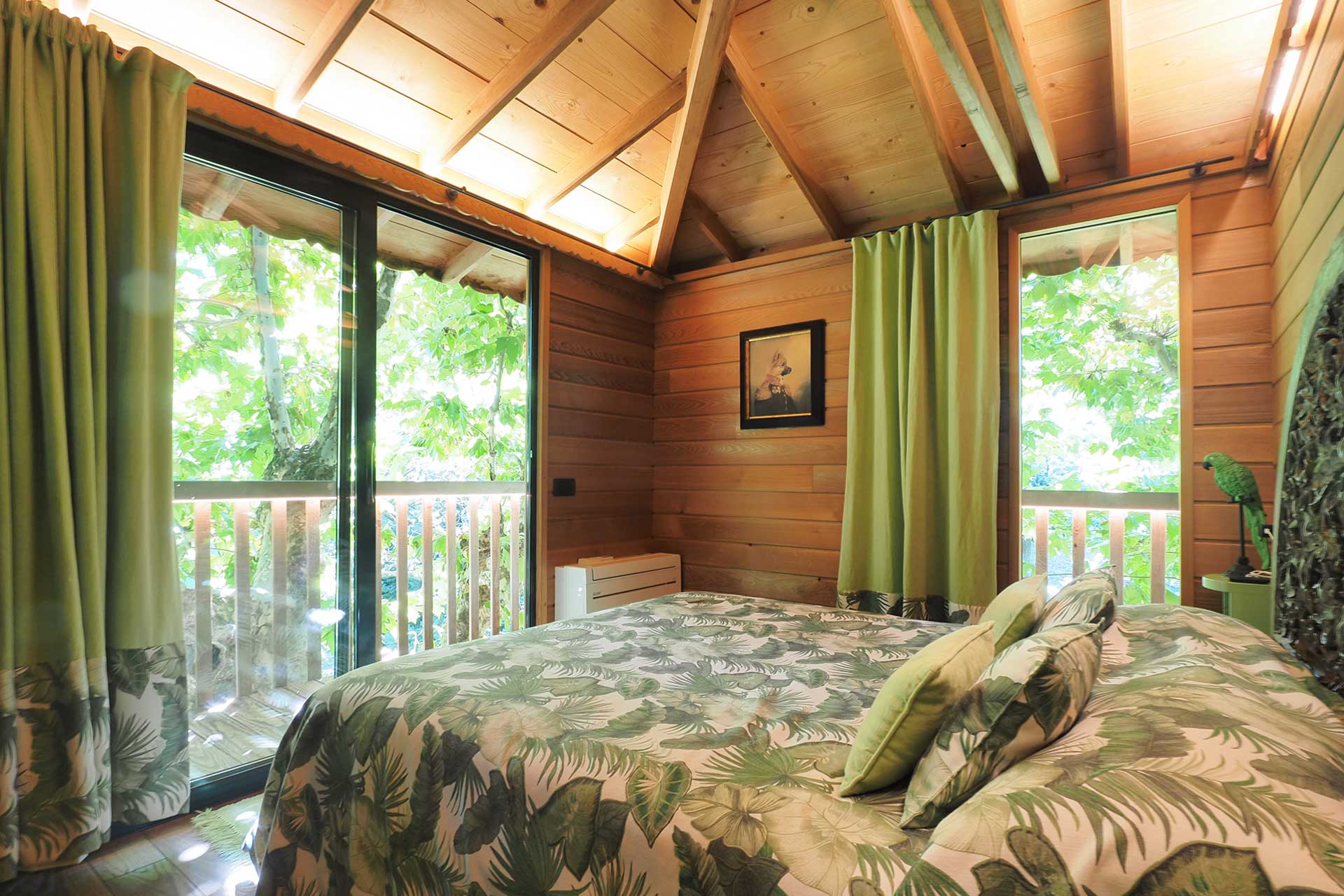 the-greenhouse-lake-como_house_lake-como-italy_interior-treehouse-bedroom.jpg