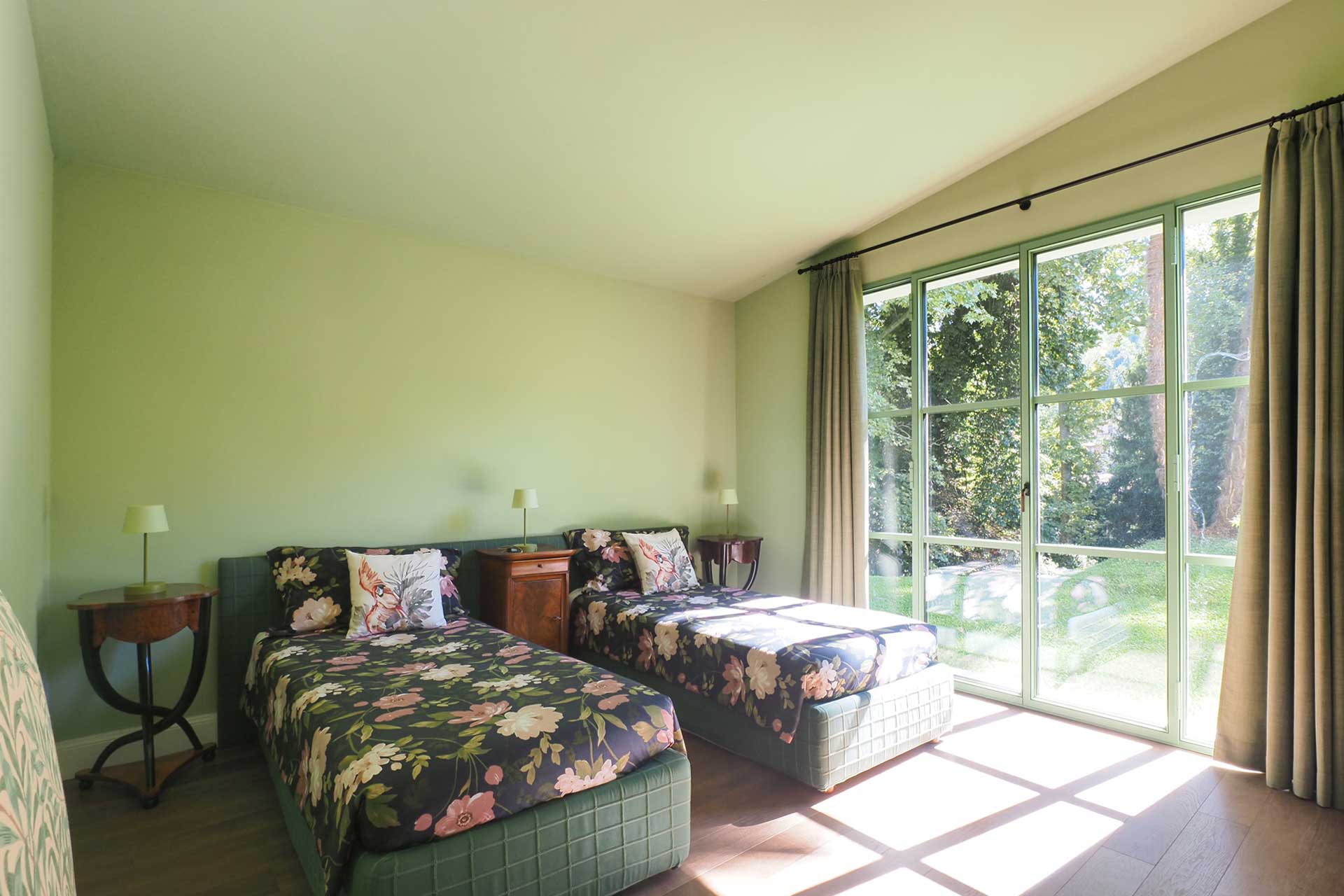 the-greenhouse-lake-como_house_lake-como-italy_interior-two-beds.jpg