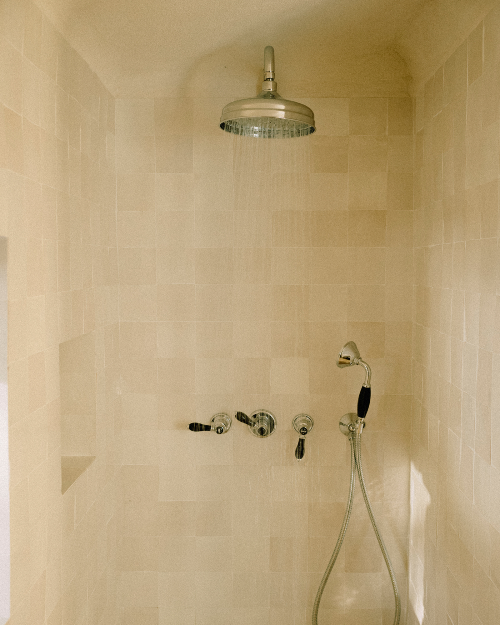 villa-acquamarina_villa_Puglia-Provincia-di-Lecce-italy_interior-shower.jpg