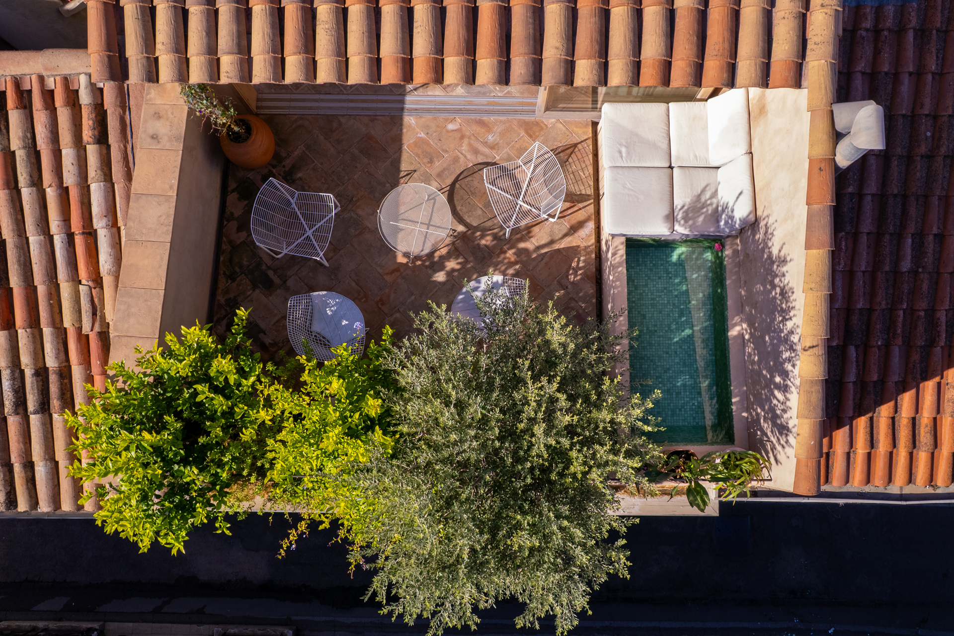 maison-sul_townhouse_arles-france_exterior-drone-terrace.jpg
