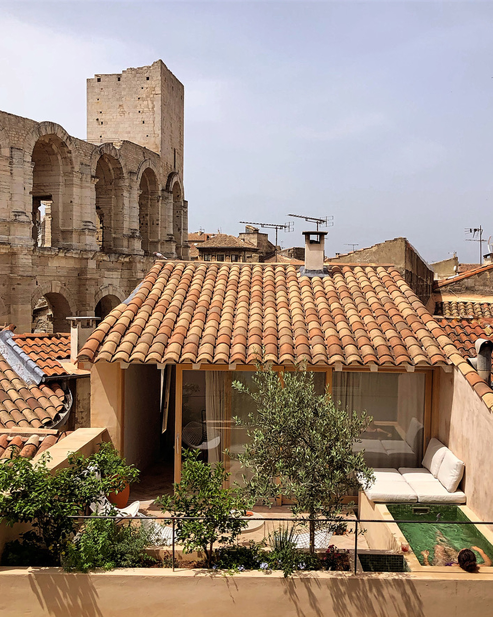 maison-sul_townhouse_arles-france_exterior-terrace.jpg