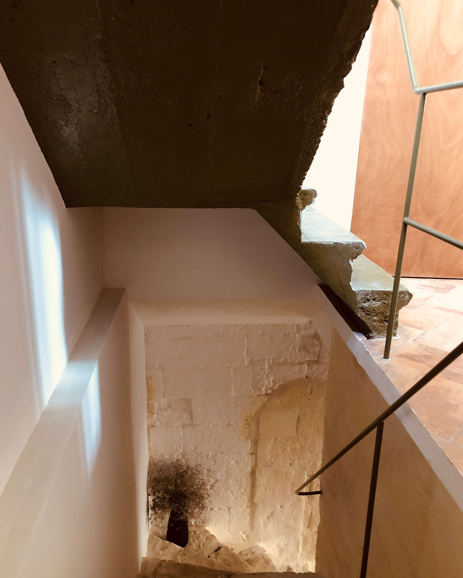 maison-sul_townhouse_arles-france_interior-stairs-space.jpg