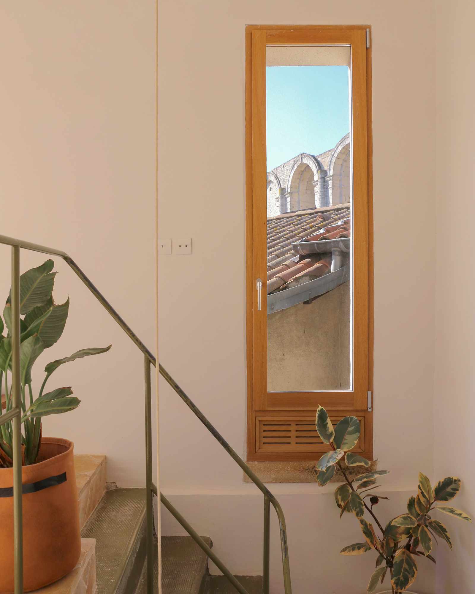 maison-sul_townhouse_arles-france_interior-window.jpg