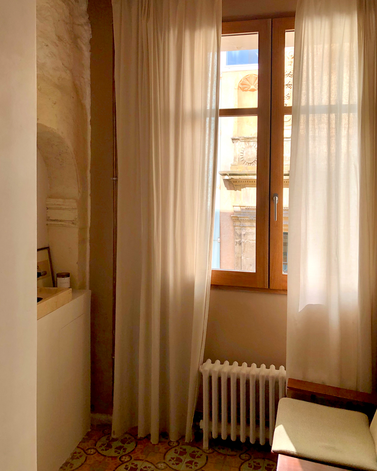 maison-sul_townhouse_arles-france_interior-window-space.jpg