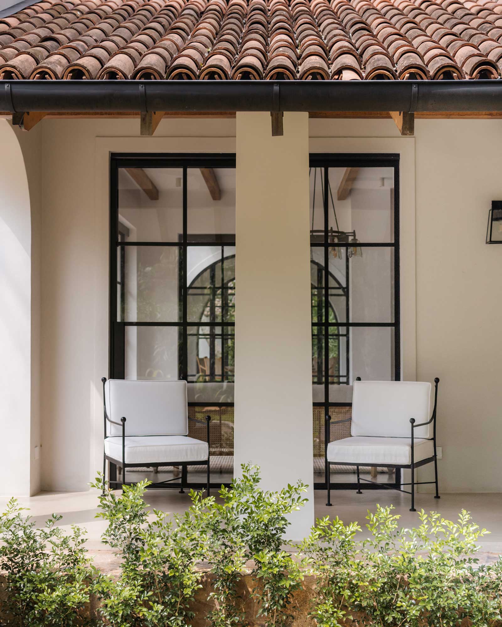 the-sa-house_villa_talpe-sri-lanka_exterior-chairs.jpg