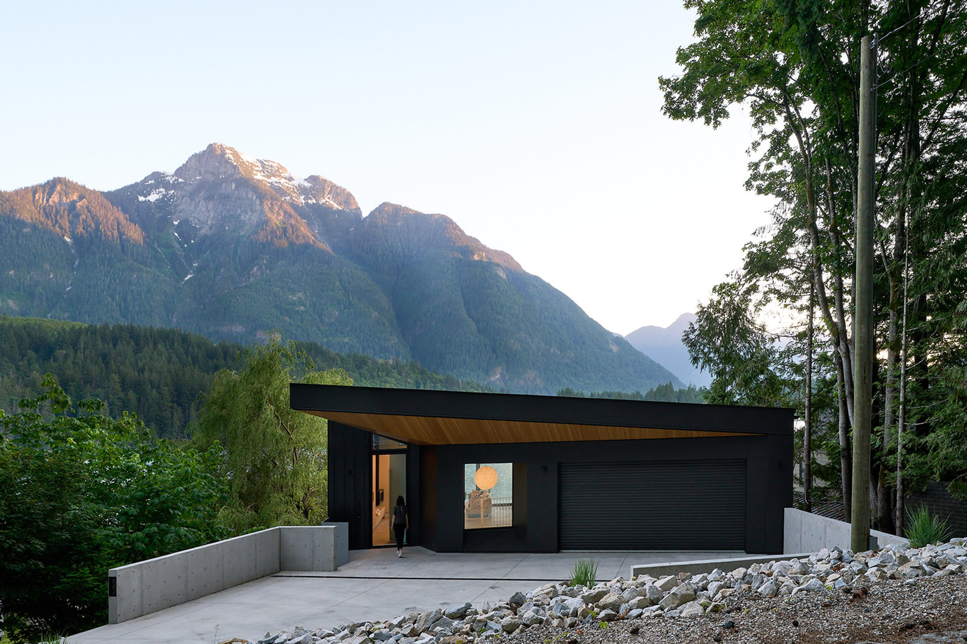 modern-lakehouse_house_British-Columbia-canada_exterior.jpg