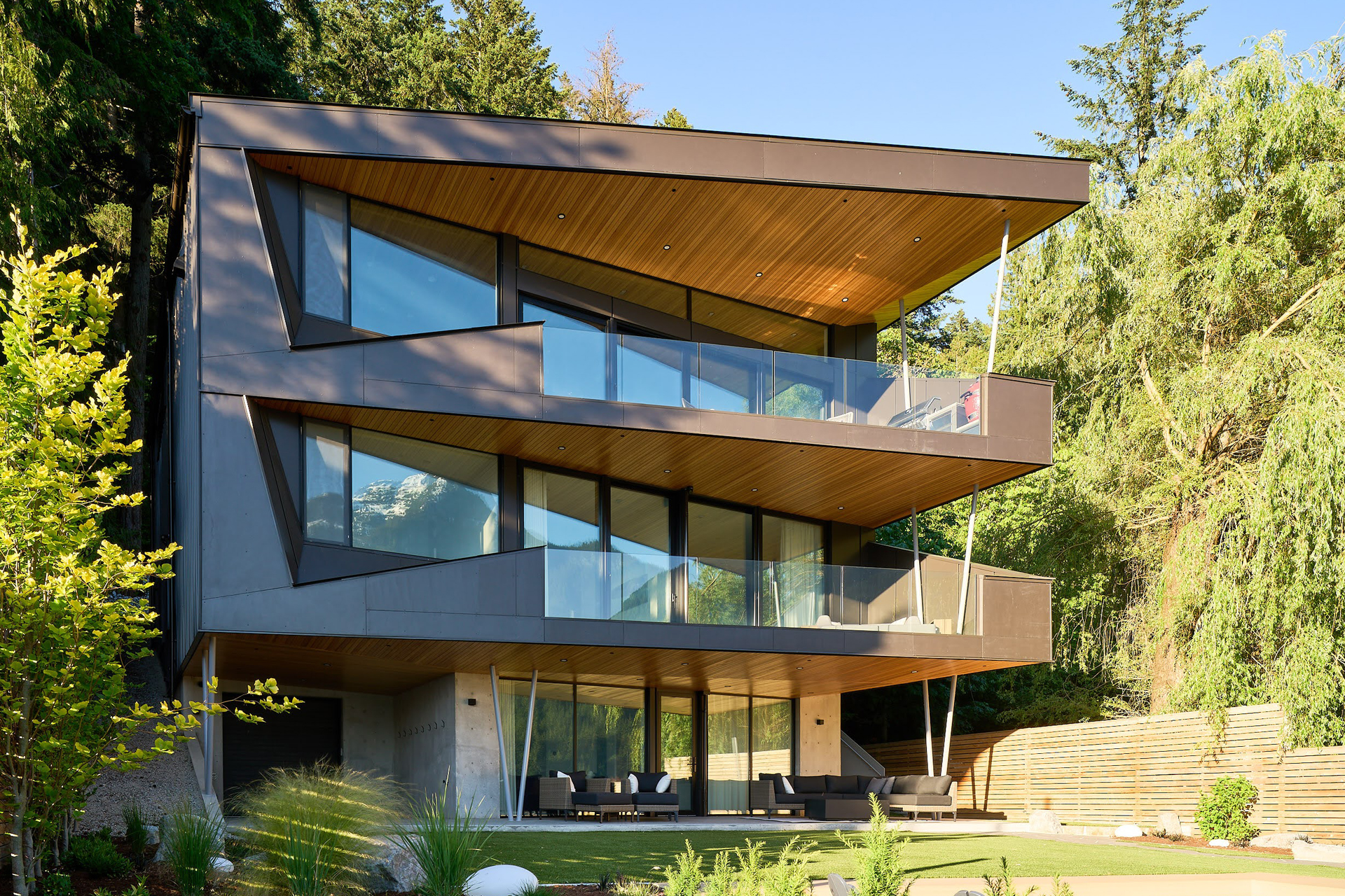 modern-lakehouse_house_British-Columbia-canada_exterior-facade.jpg
