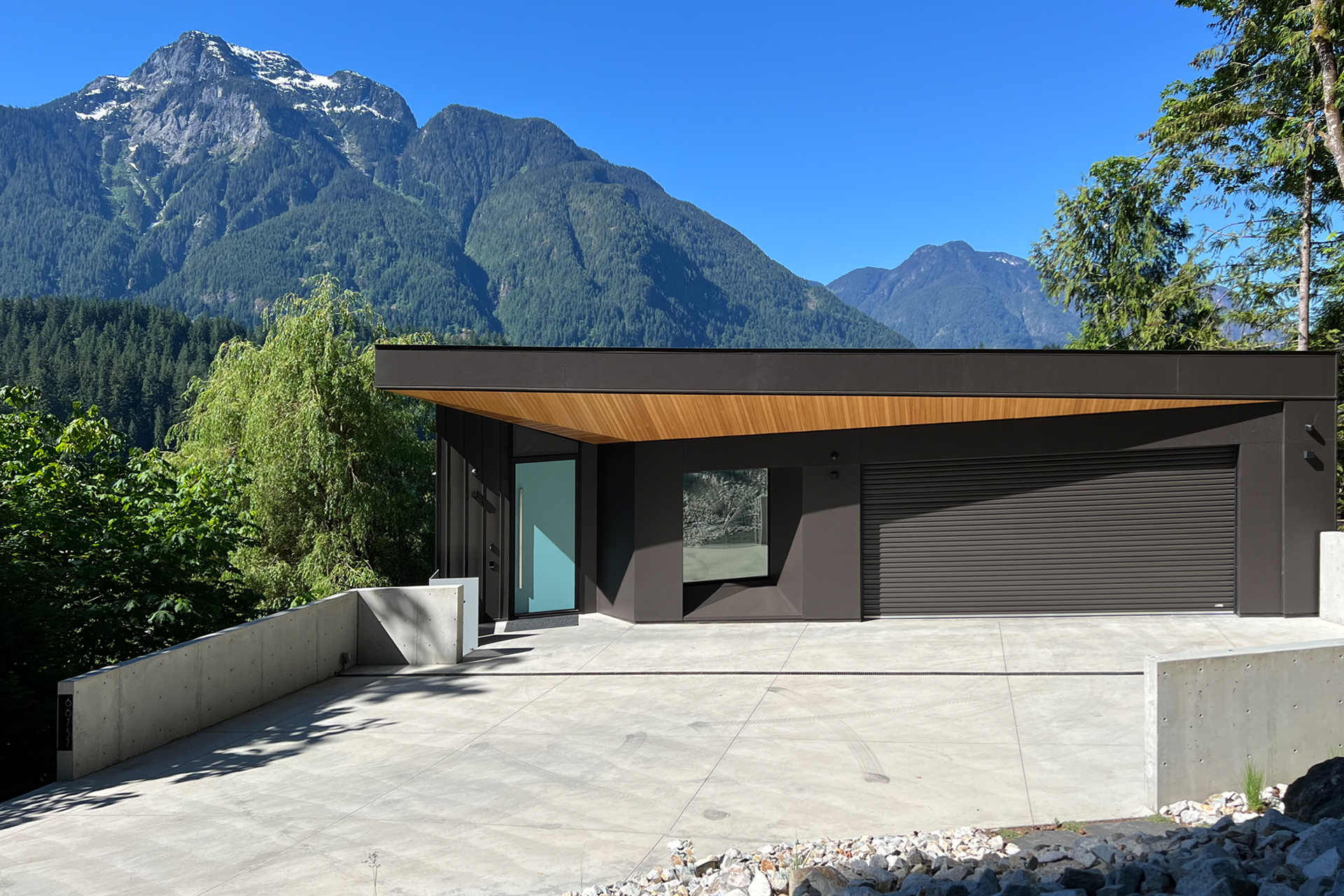 modern-lakehouse_house_British-Columbia-canada_exterior-facade-design.jpg