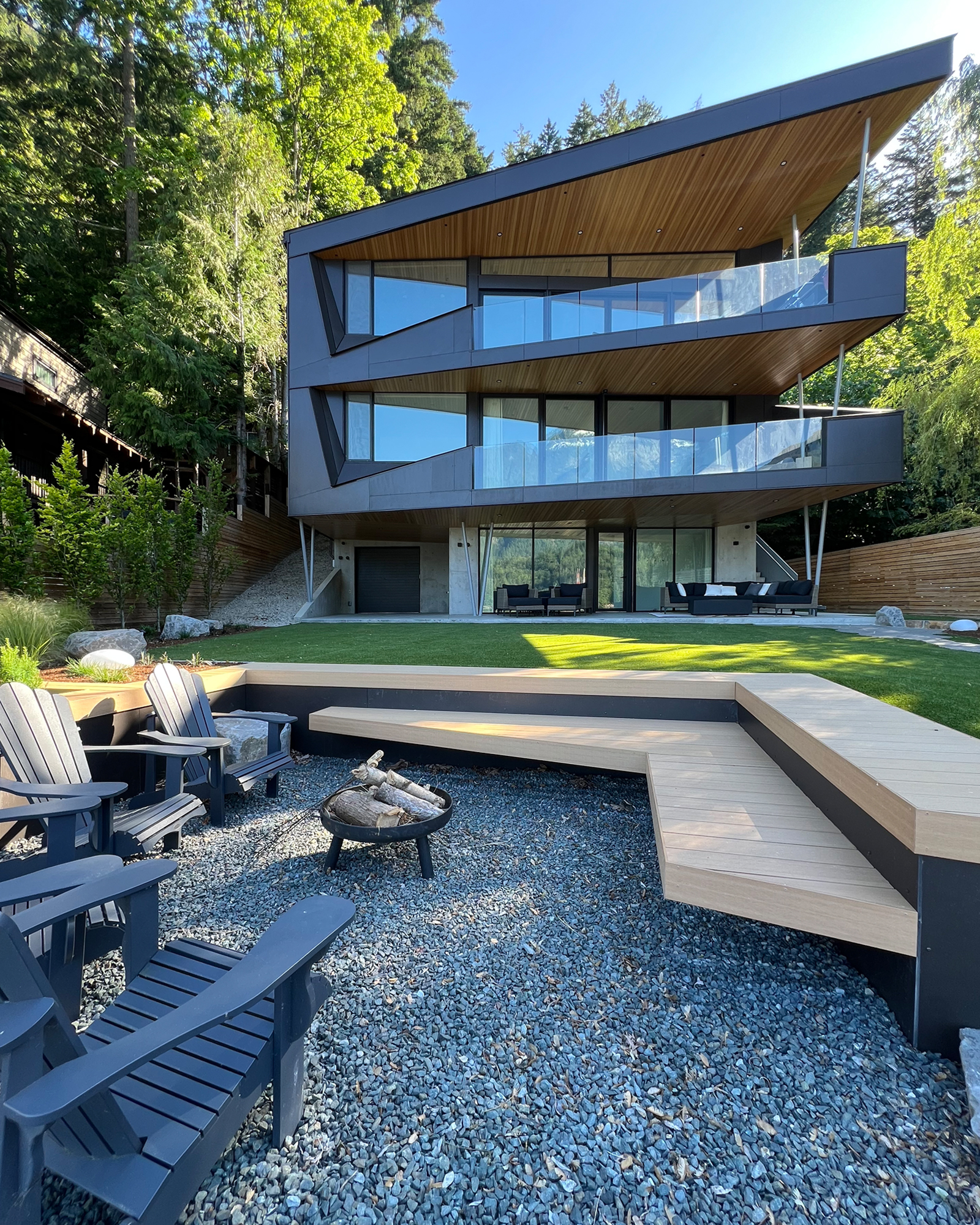 modern-lakehouse_house_British-Columbia-canada_exterior-facade-design-terrace.jpg