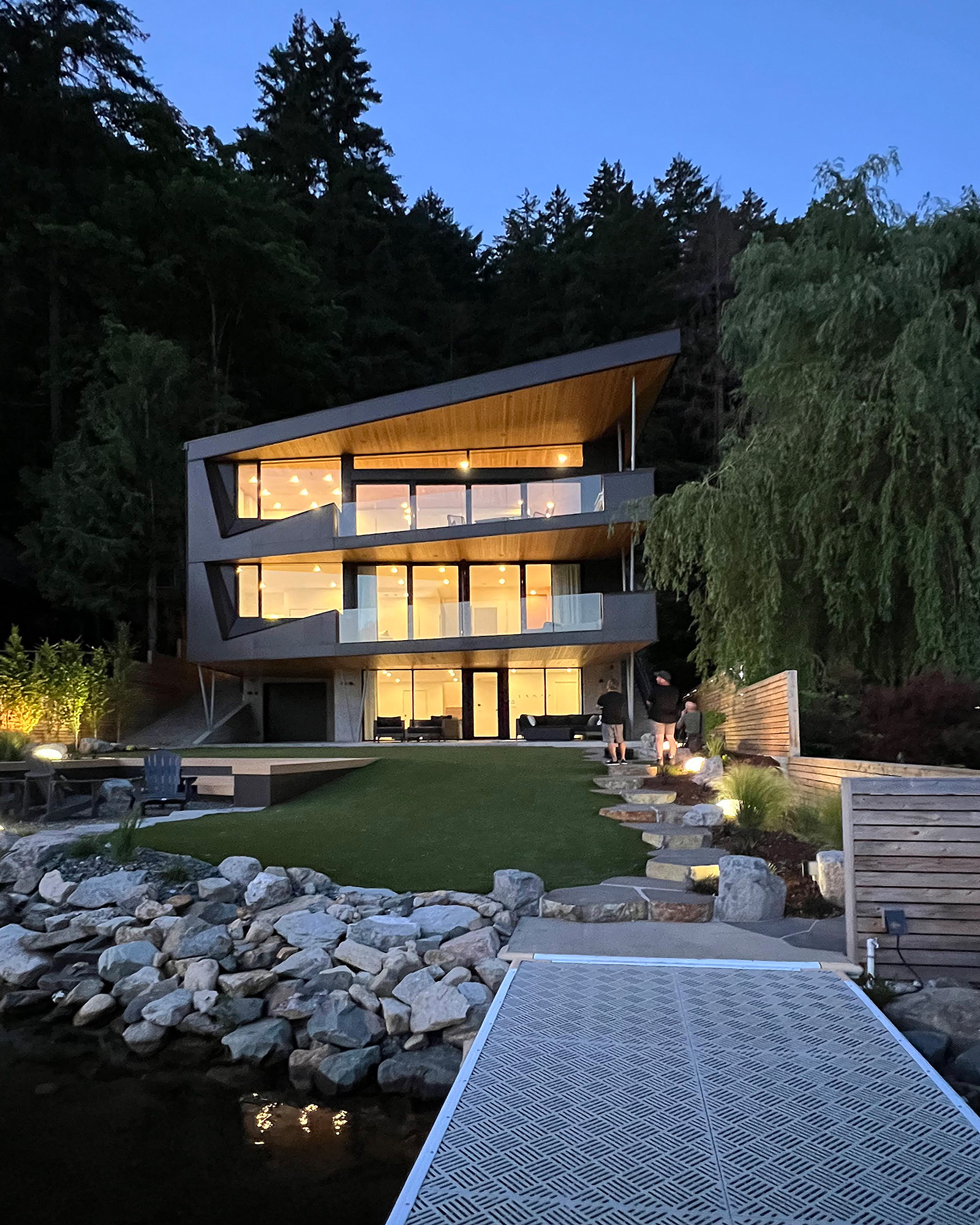 modern-lakehouse_house_British-Columbia-canada_exterior-facade-night.jpg