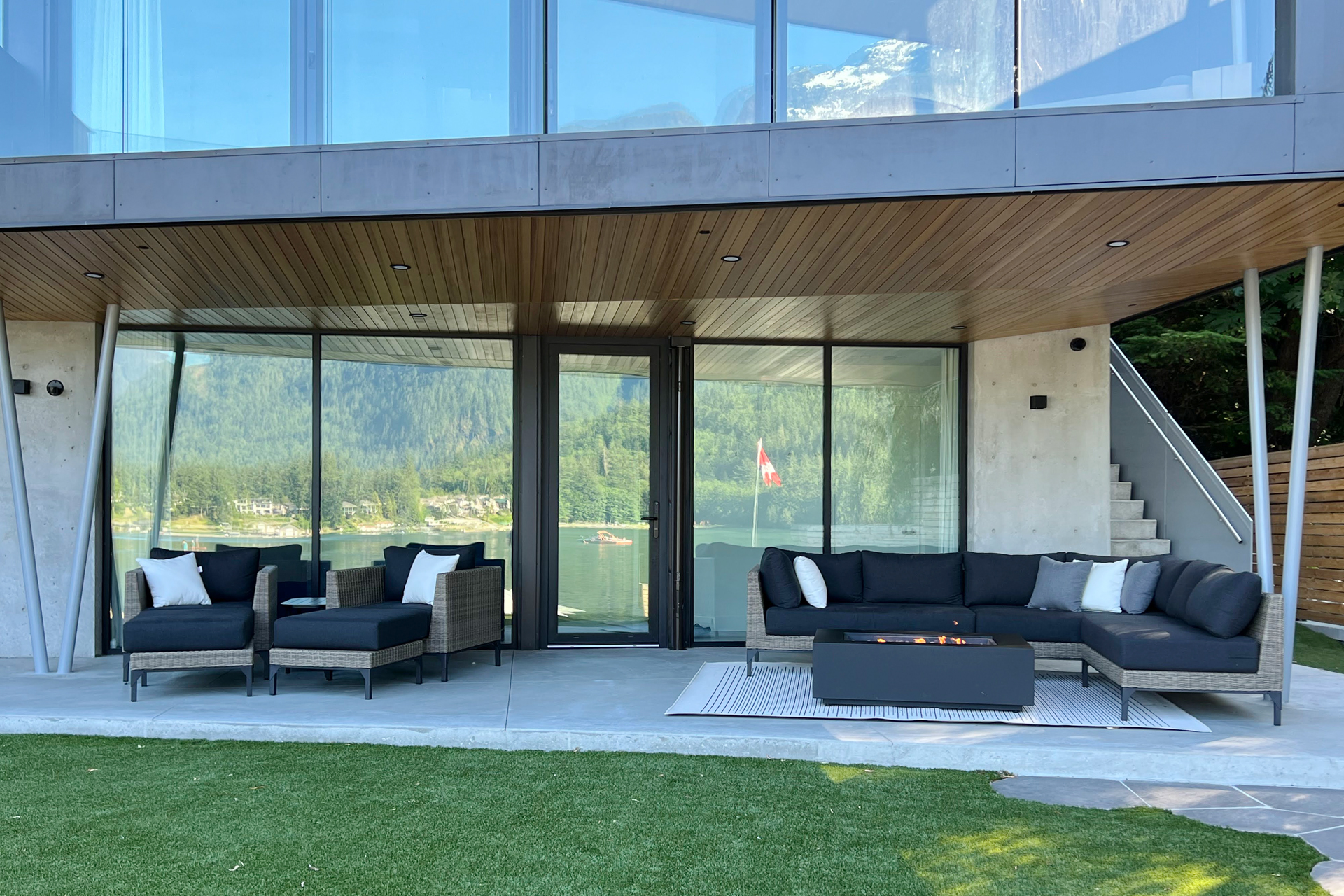 modern-lakehouse_house_British-Columbia-canada_exterior-terrace.jpg
