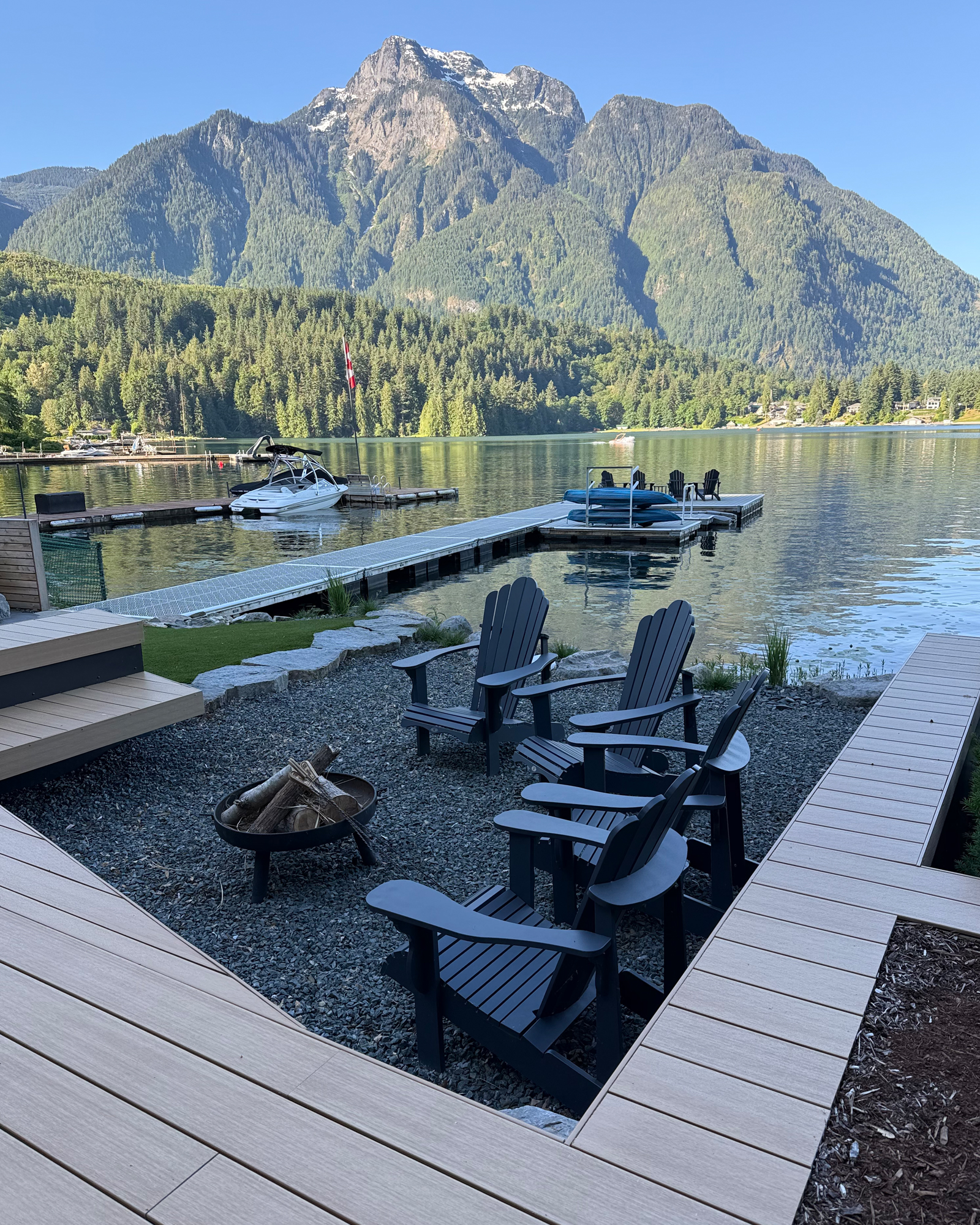 modern-lakehouse_house_British-Columbia-canada_exterior-view-dock.jpg