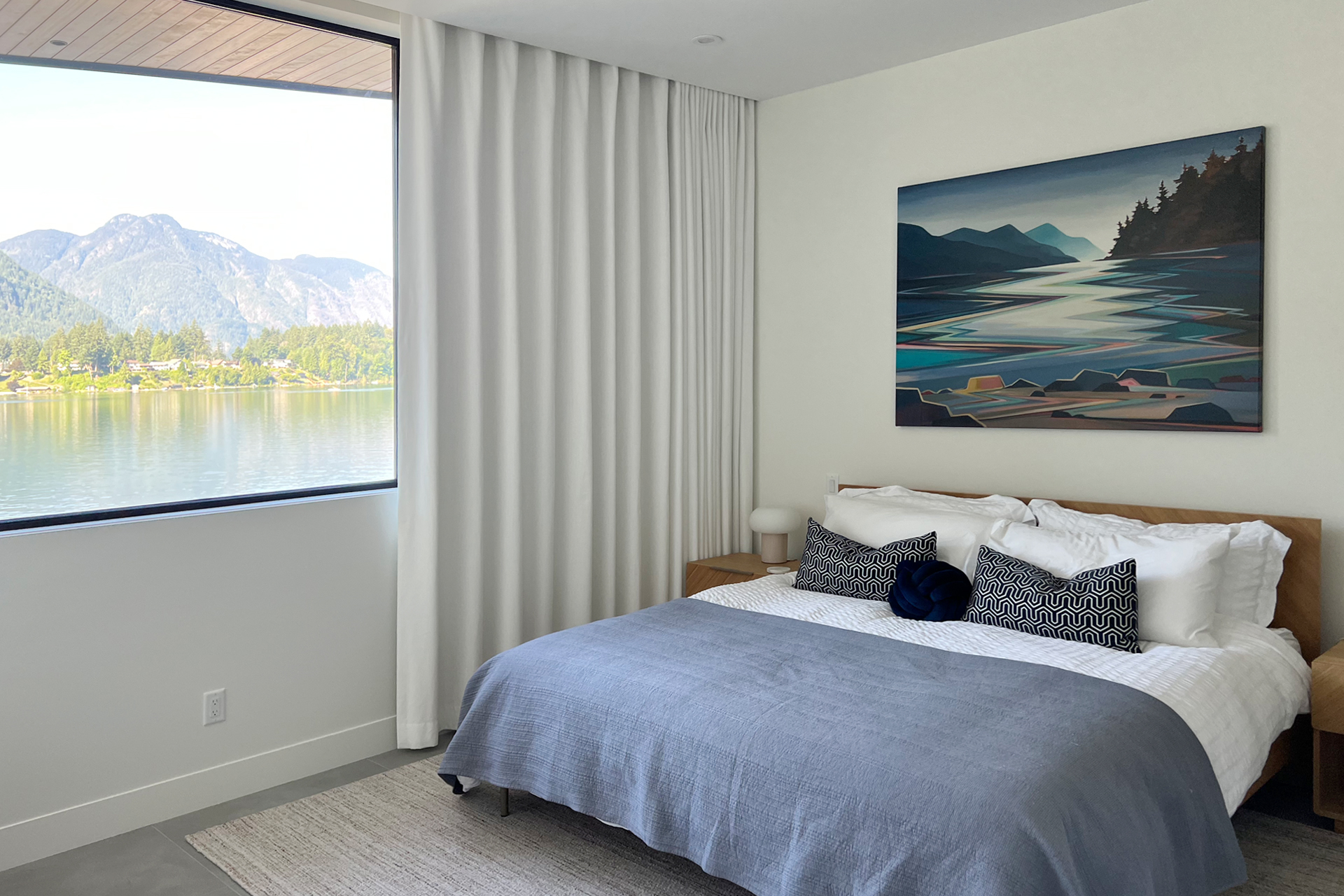 modern-lakehouse_house_British-Columbia-canada_interior-bedroom.jpg