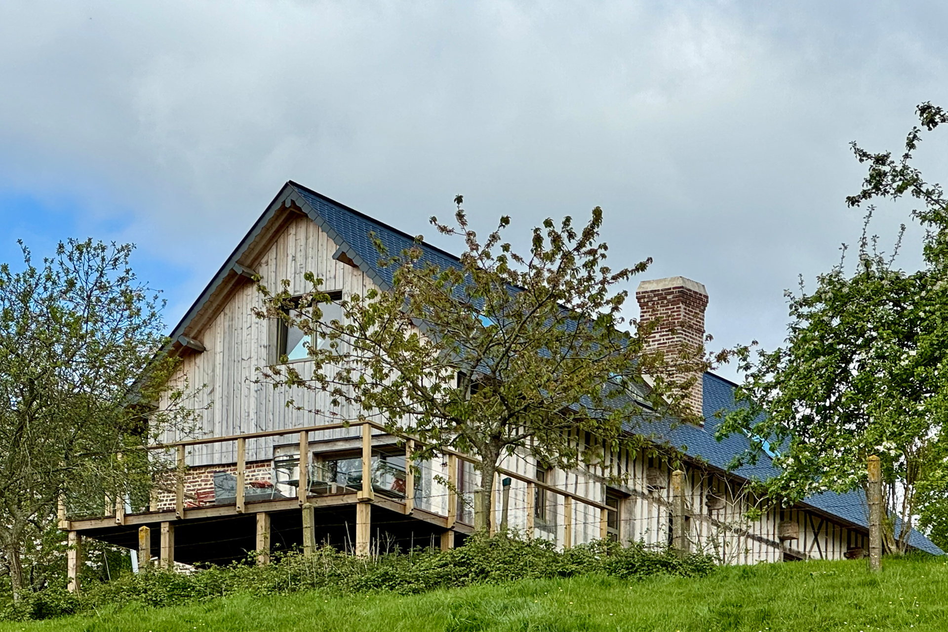 le-clos-du-haut_farmhouse_normandy-france_exterior-facade.jpg