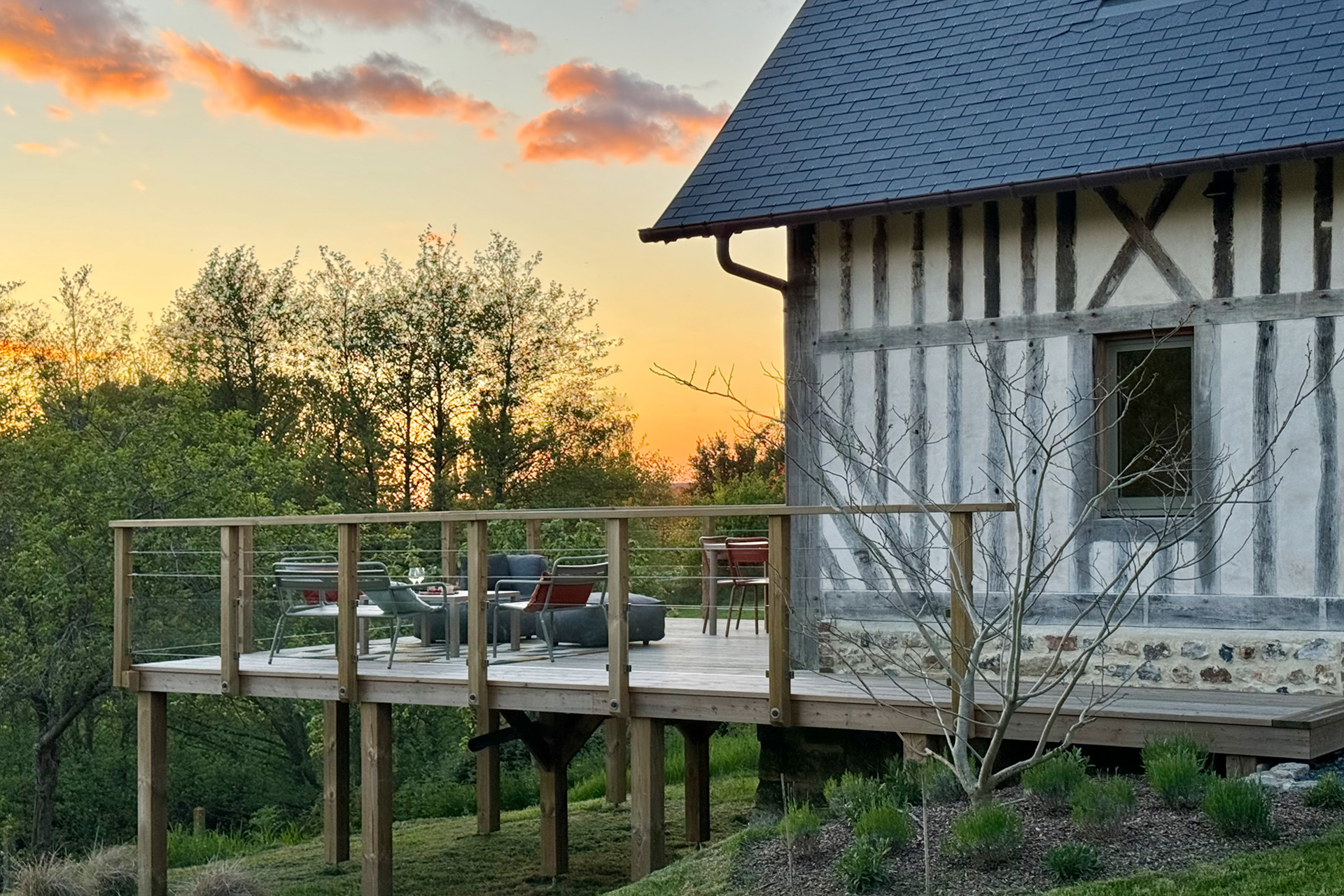 le-clos-du-haut_farmhouse_normandy-france_exterior-terrace.jpg