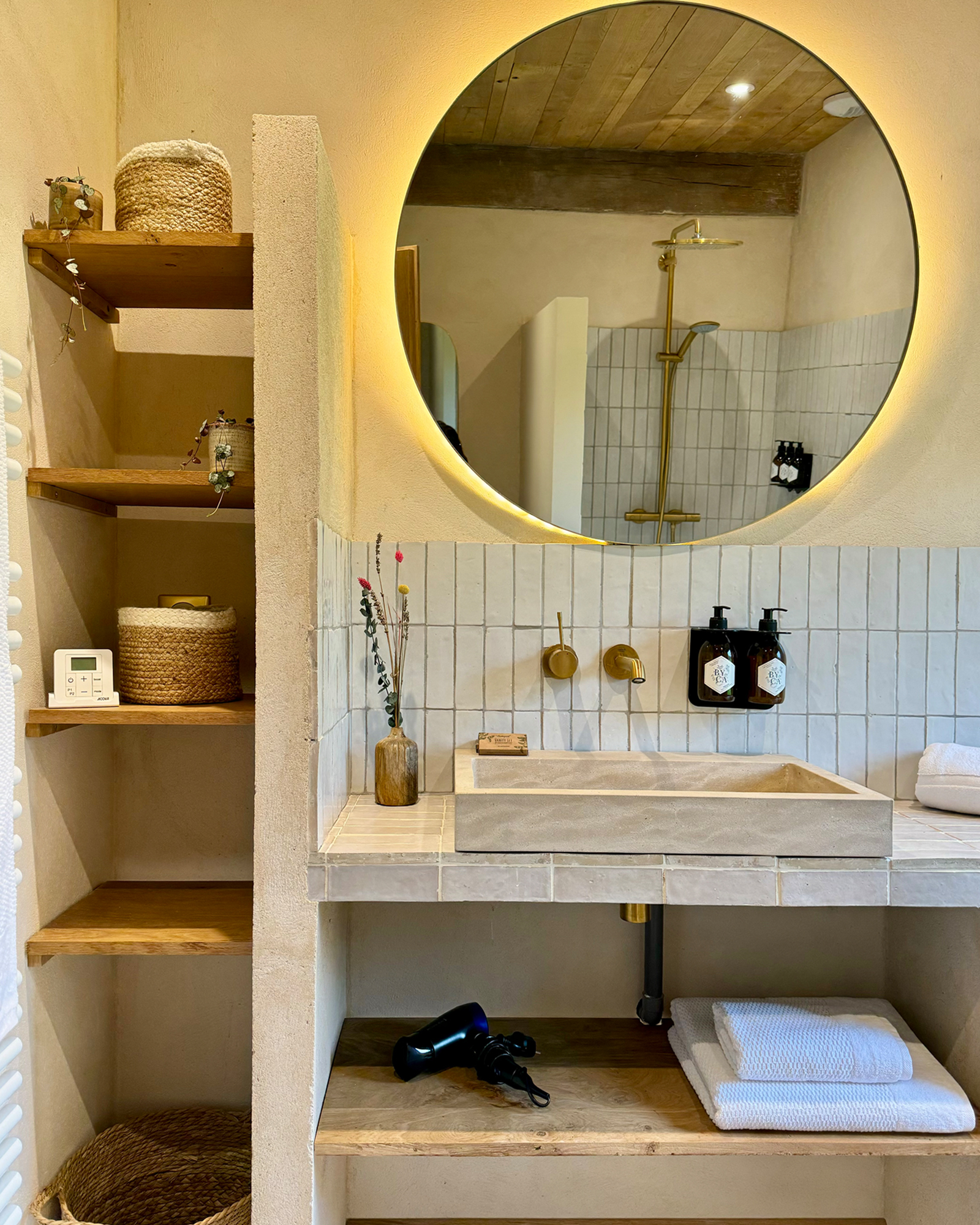 le-clos-du-haut_farmhouse_normandy-france_interior-bathroom-mirror.jpg