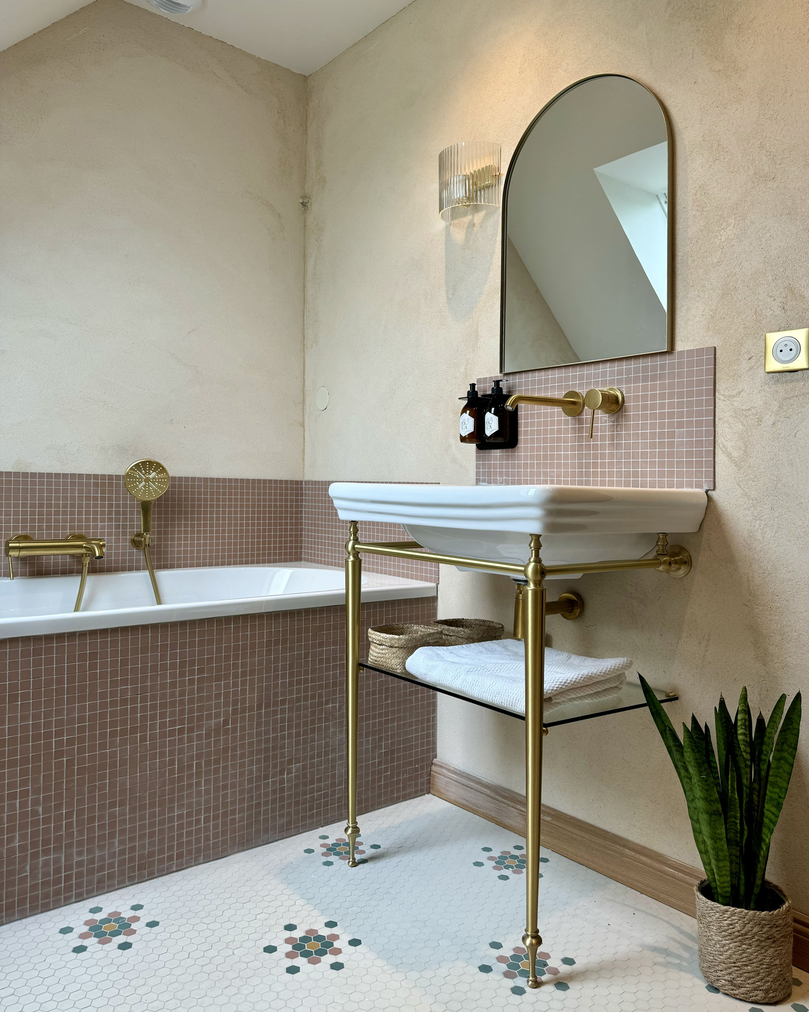 le-clos-du-haut_farmhouse_normandy-france_interior-bathtub.jpg
