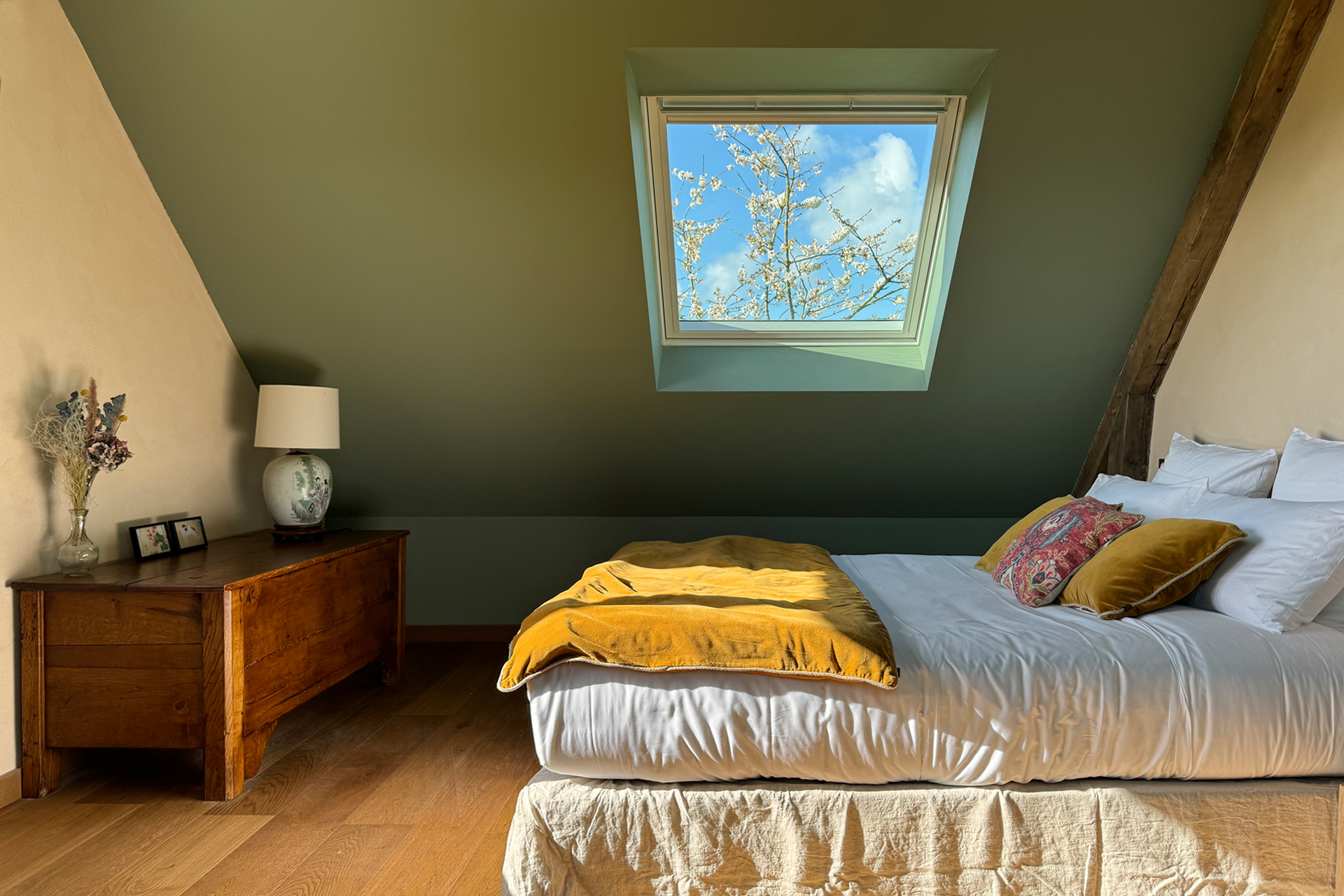 le-clos-du-haut_farmhouse_normandy-france_interior-bed-room.jpg