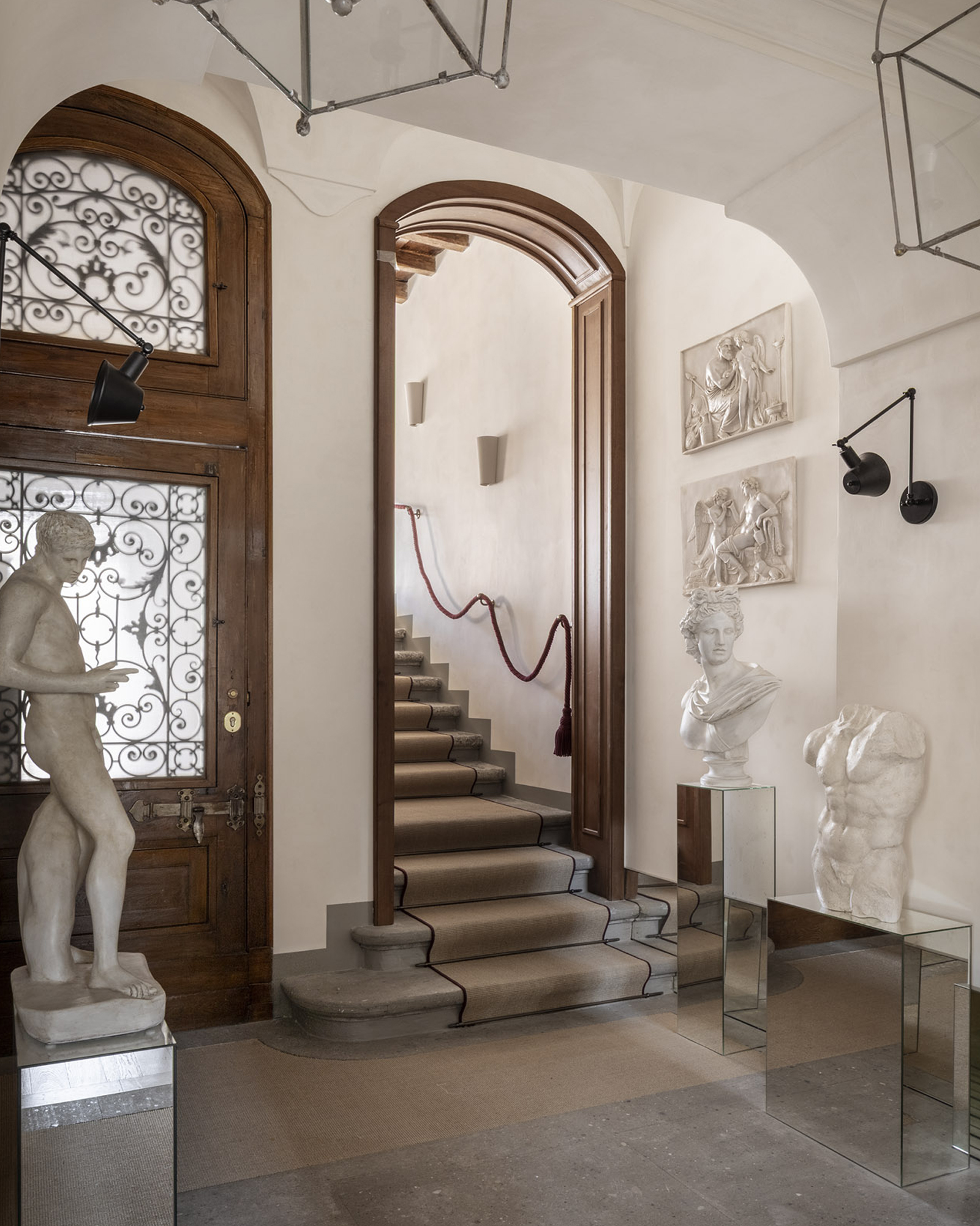 casa-naman_apartment_roma-italy_interior-entrance.jpg
