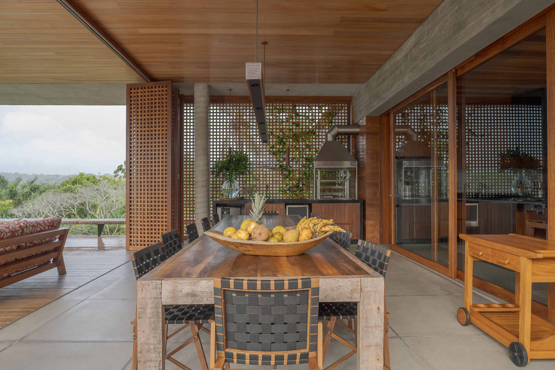 resende-villa_villa_bahia-brazil_exterior-table.jpg