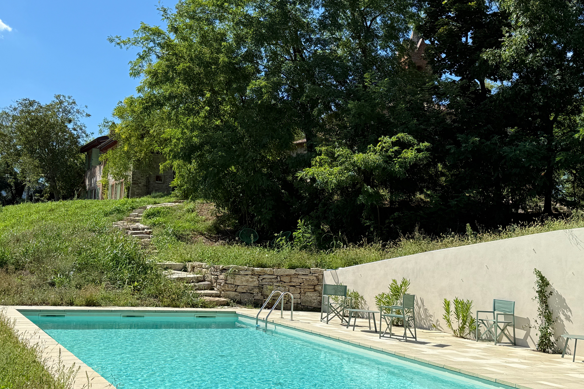 poggio-castellaro-byboutique_farmhouse_Pianello-Val-Tidone-italy_exterior-pool-facade.jpg
