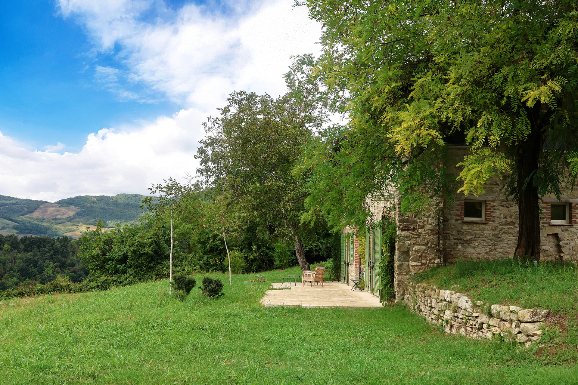poggio-castellaro-byboutique_farmhouse_Pianello-Val-Tidone-italy_exterior-side.jpg