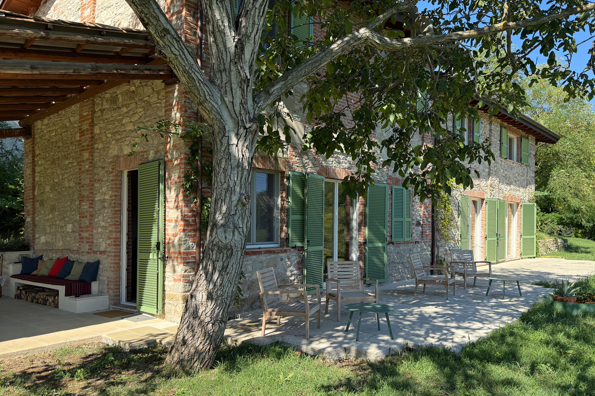 poggio-castellaro-byboutique_farmhouse_Pianello-Val-Tidone-italy_exterior-terrace.jpg