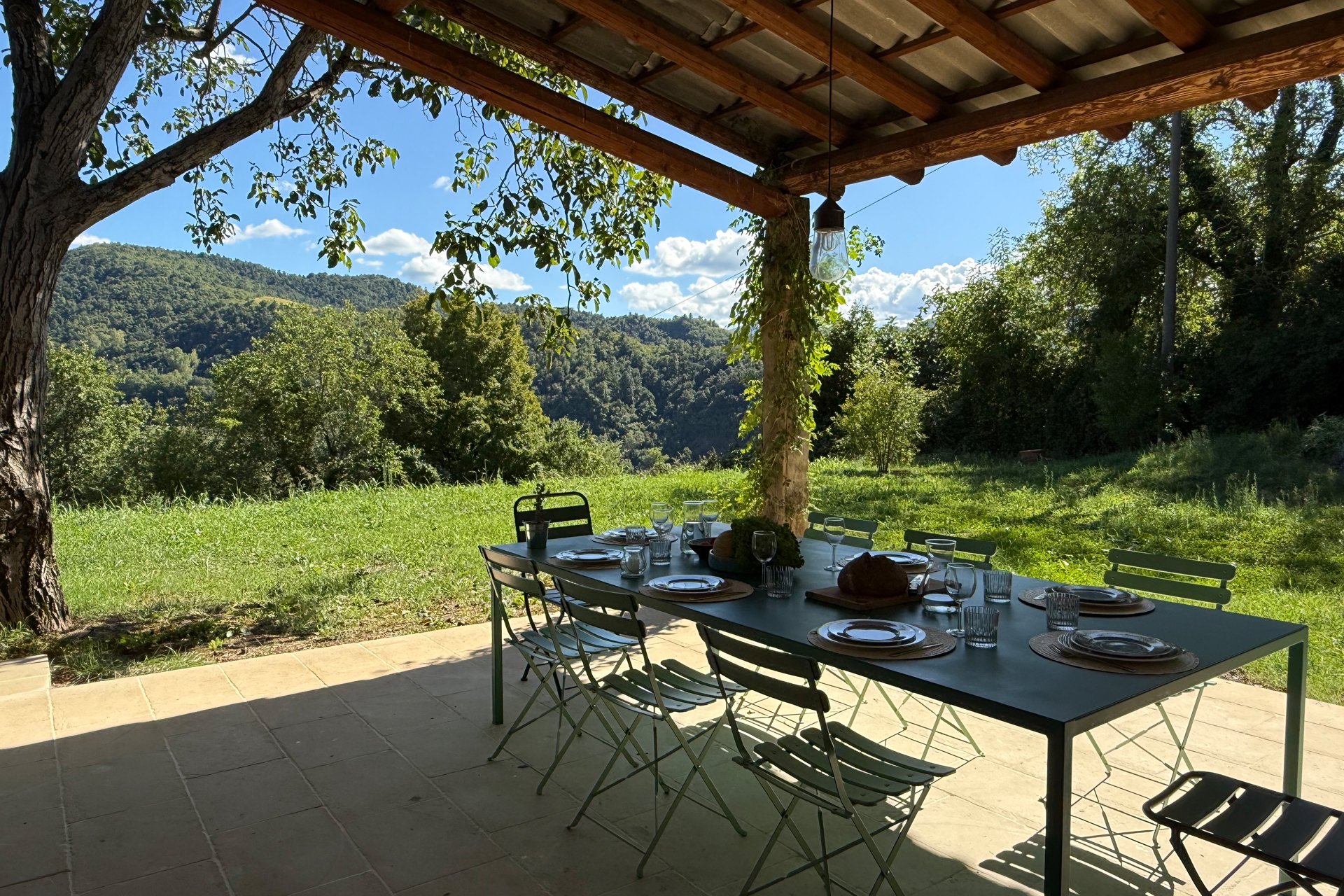 poggio-castellaro-byboutique_farmhouse_Pianello-Val-Tidone-italy_exterior-terrace-table.jpg