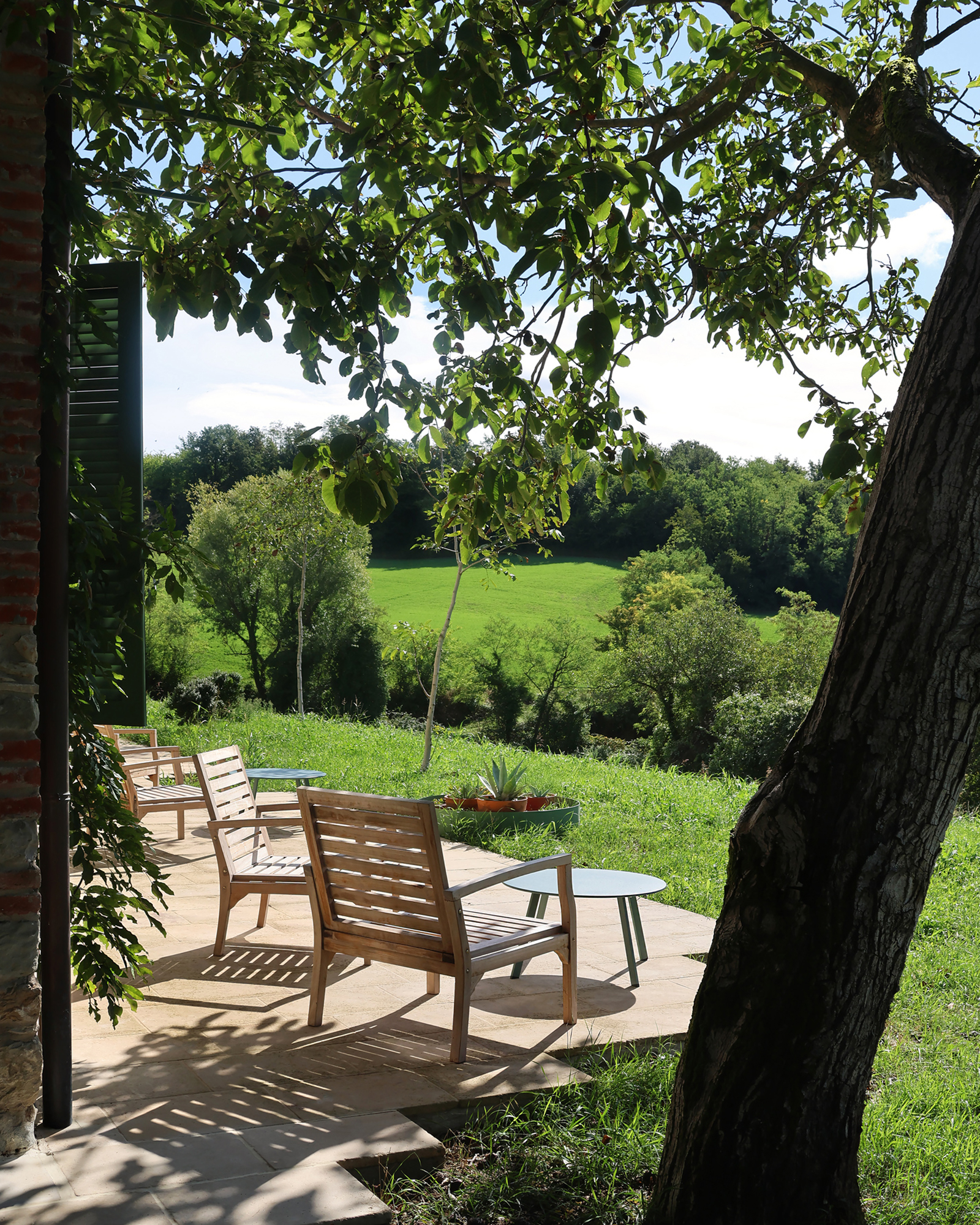 poggio-castellaro-byboutique_farmhouse_Pianello-Val-Tidone-italy_exterior-terrace-view.jpg