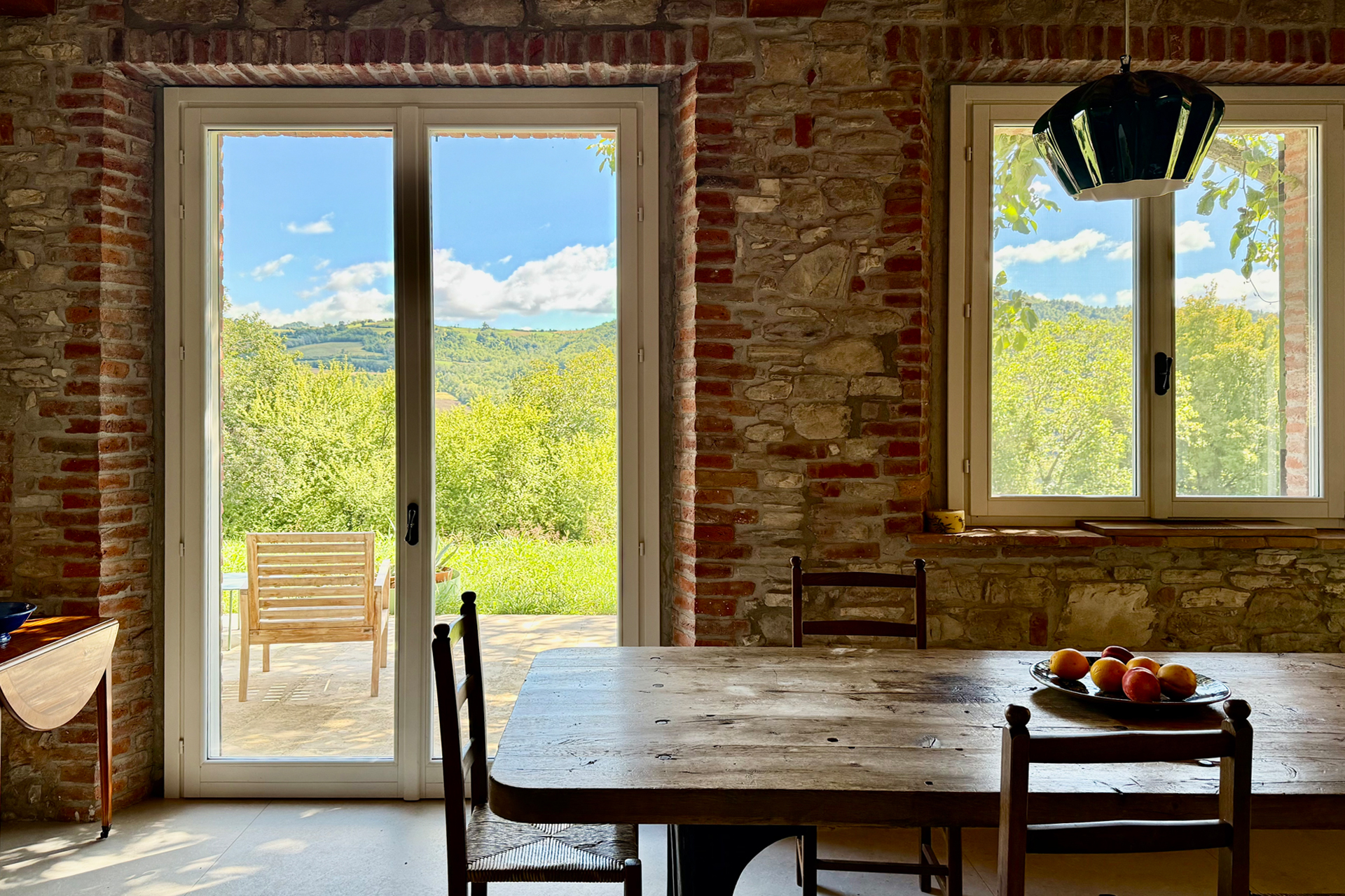 poggio-castellaro-byboutique_farmhouse_Pianello-Val-Tidone-italy_interior-table.jpg