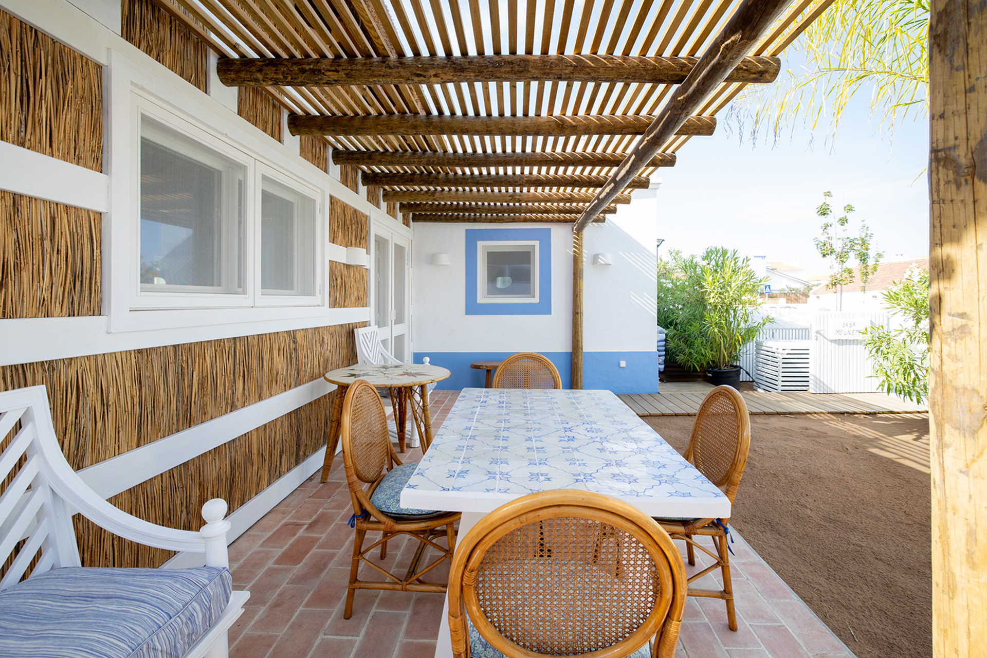 casa-mounette_villa_comporta-setubal-portugal_exterior-terrace-table.jpg