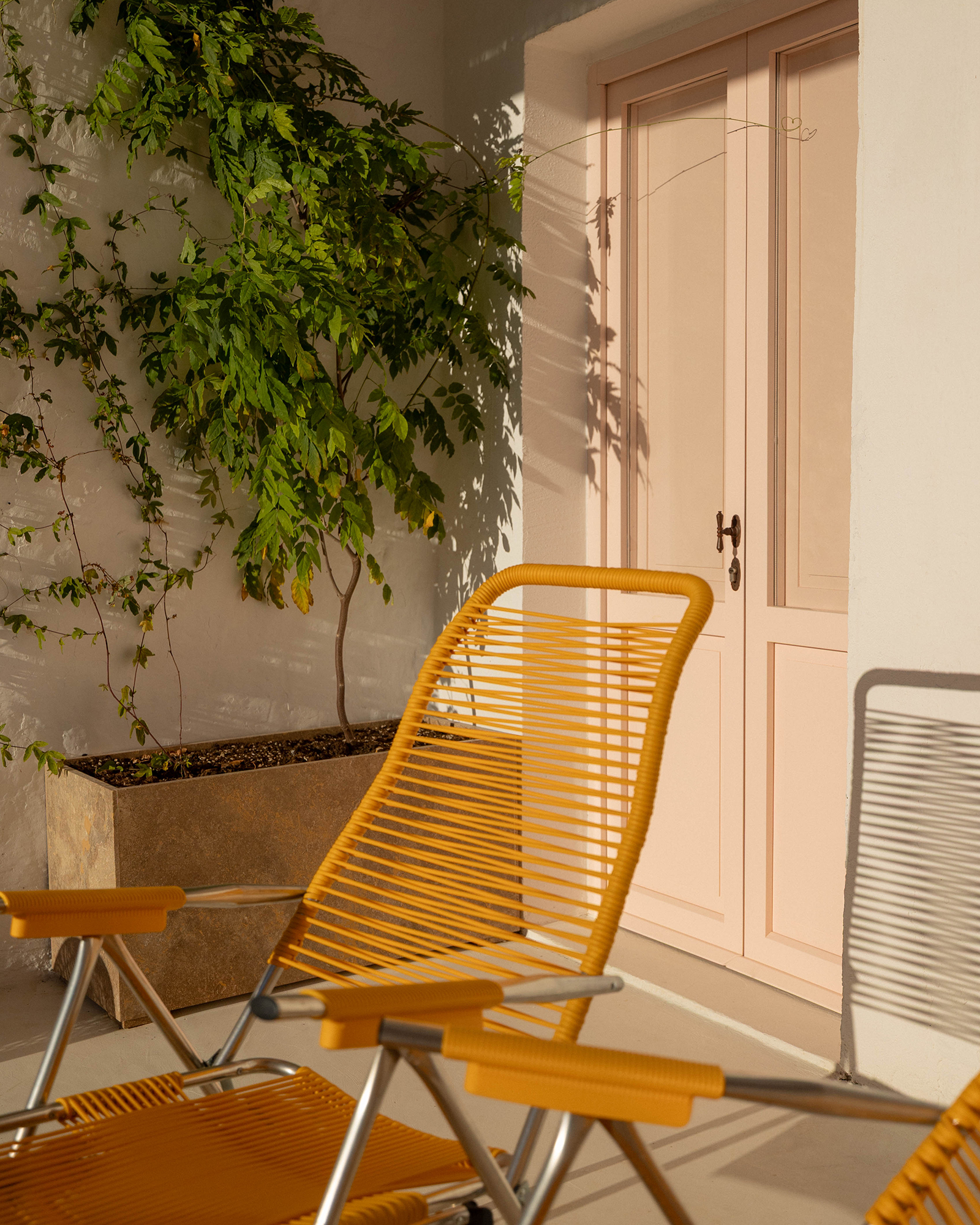 casa-lagilda_townhouse_apulia-italy_exterior-chair.jpg