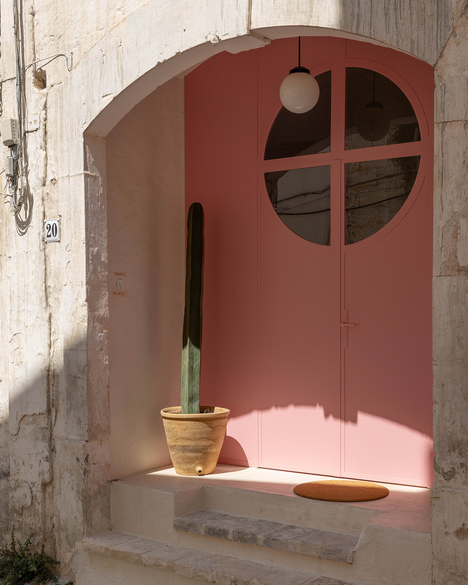 casa-lagilda_townhouse_apulia-italy_exterior-door-design.jpg