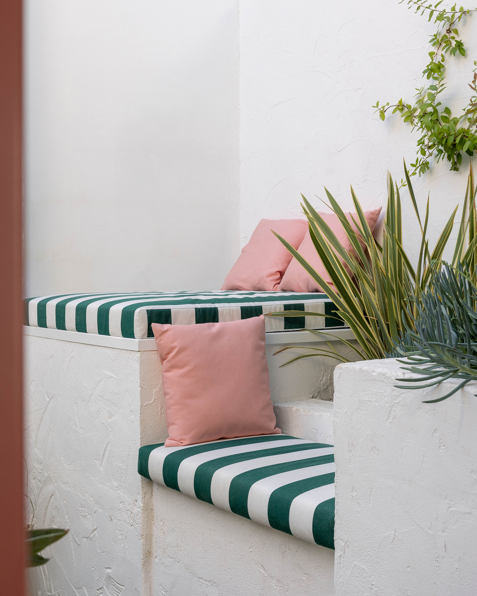 casa-lagilda_townhouse_apulia-italy_exterior-seating.jpg