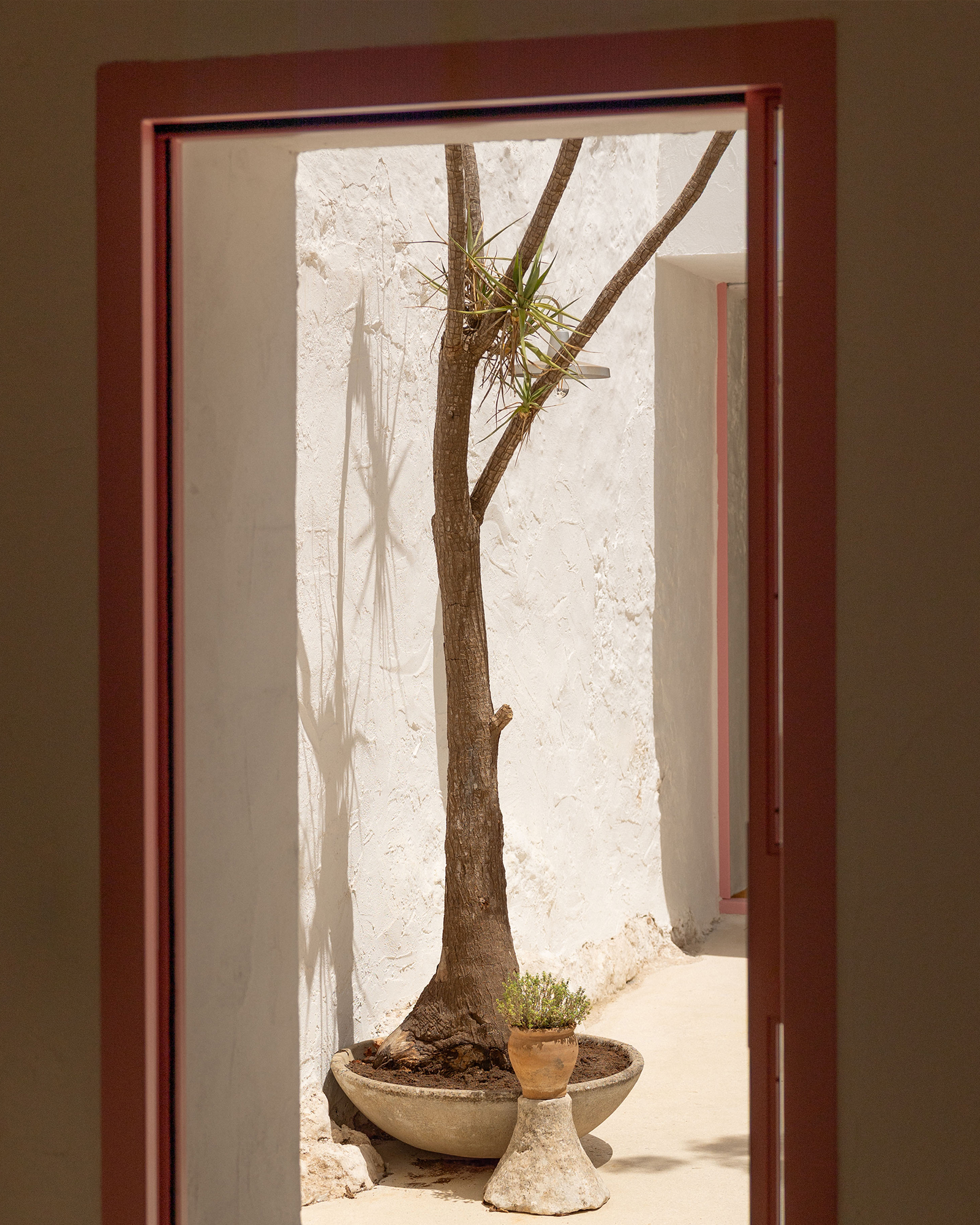 casa-lagilda_townhouse_apulia-italy_interior-window.jpg