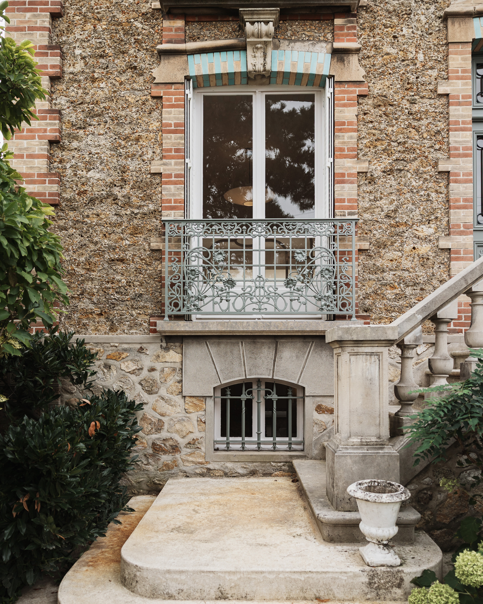maison-de-maitre_mansion_Île-de-France-france_exterior-detail-entrance.jpg