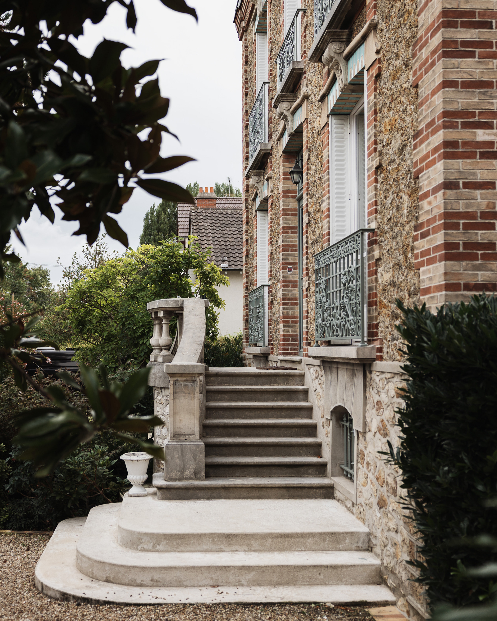 maison-de-maitre_mansion_Île-de-France-france_exterior-detail-stairs.jpg