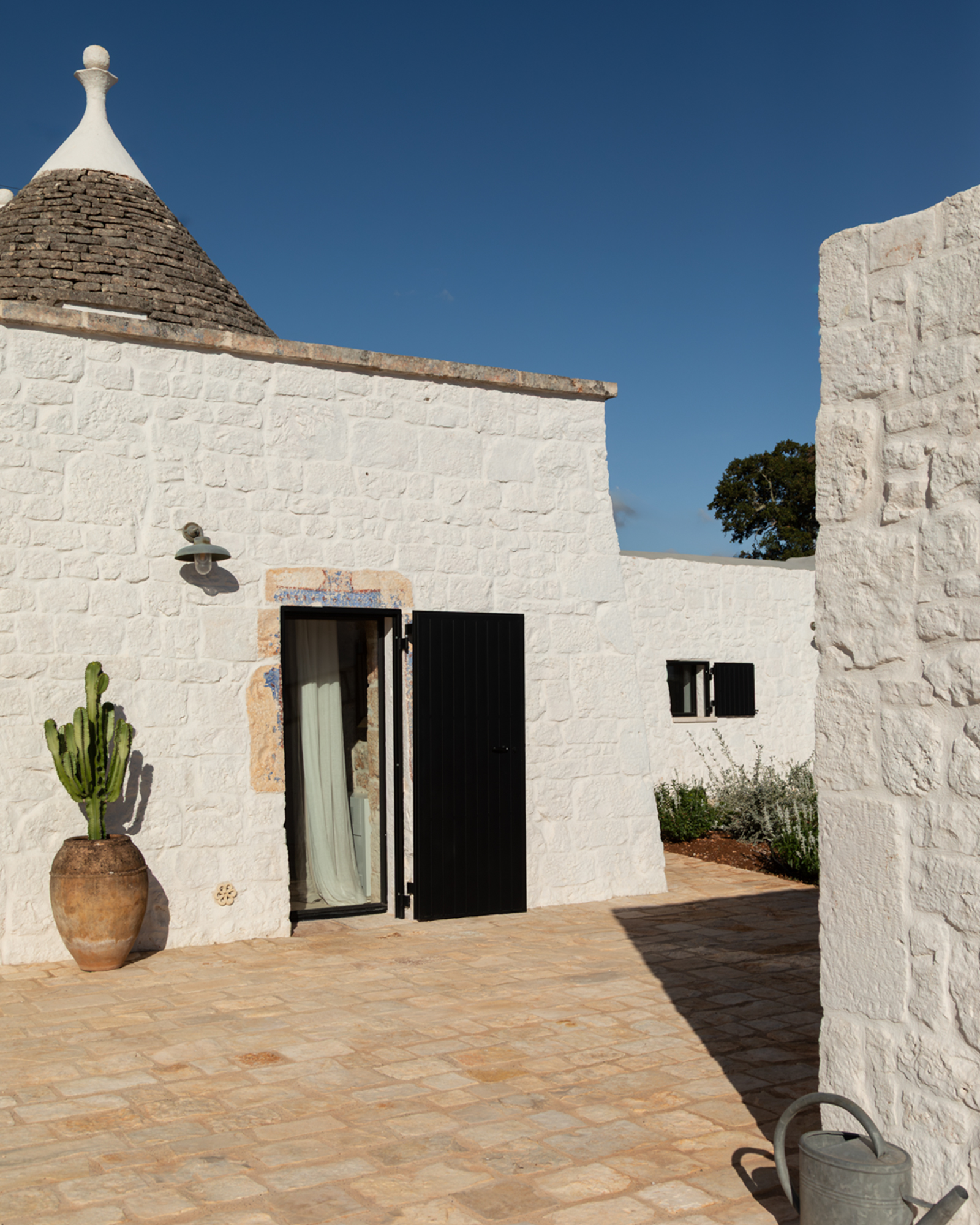 trulli-ottocappelli_villa_apulia-italy_exterior-door.jpg