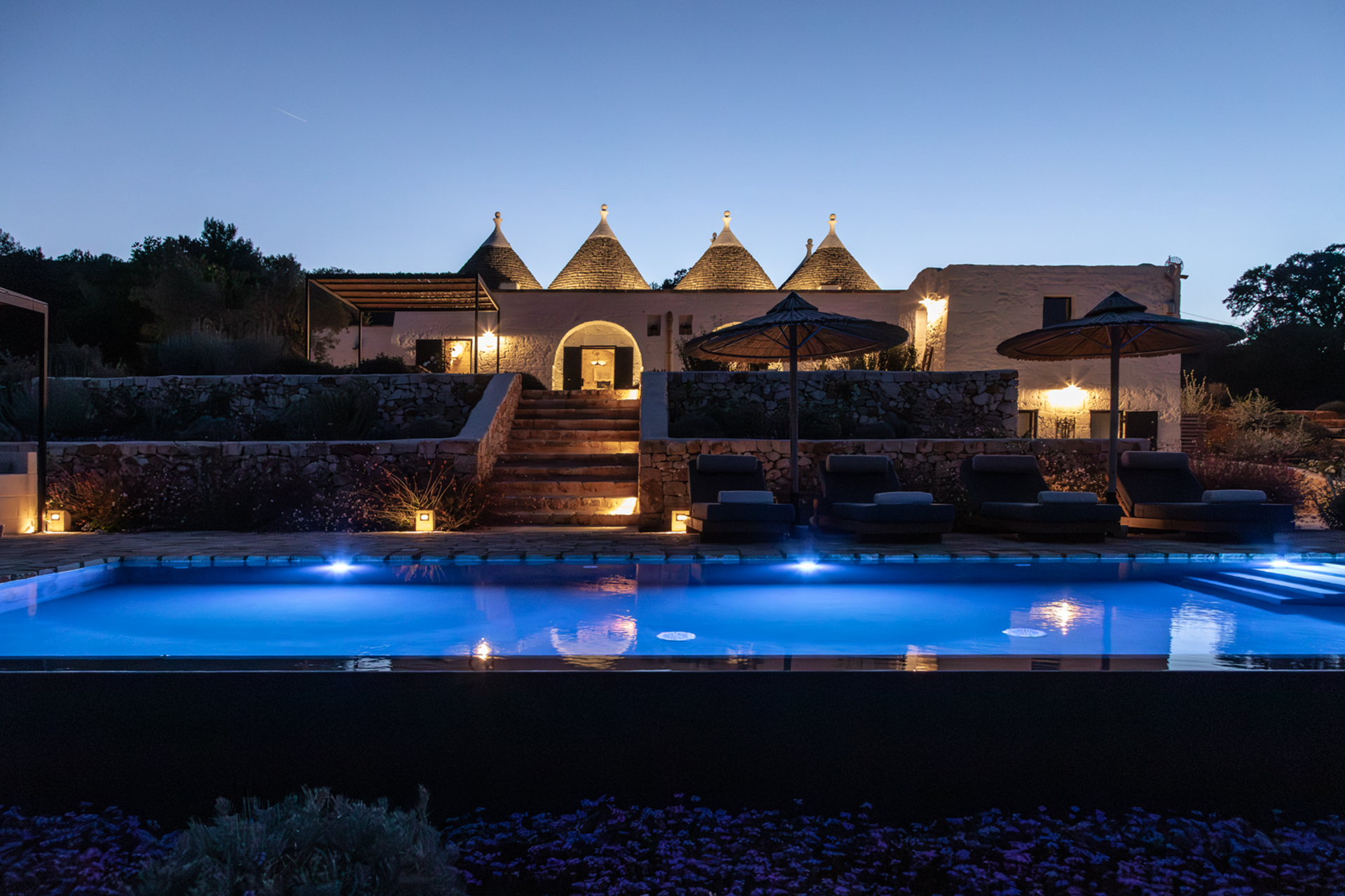 trulli-ottocappelli_villa_apulia-italy_exterior-night.jpg