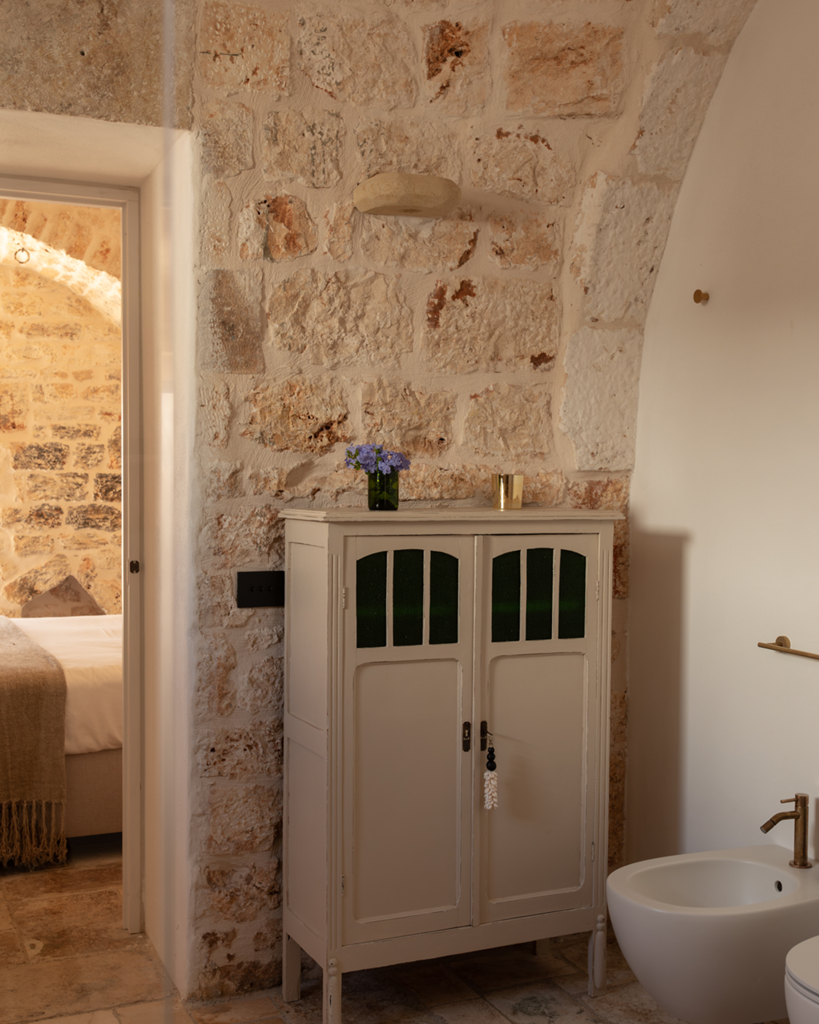 trulli-ottocappelli_villa_apulia-italy_interior-bathroom-detail.jpg