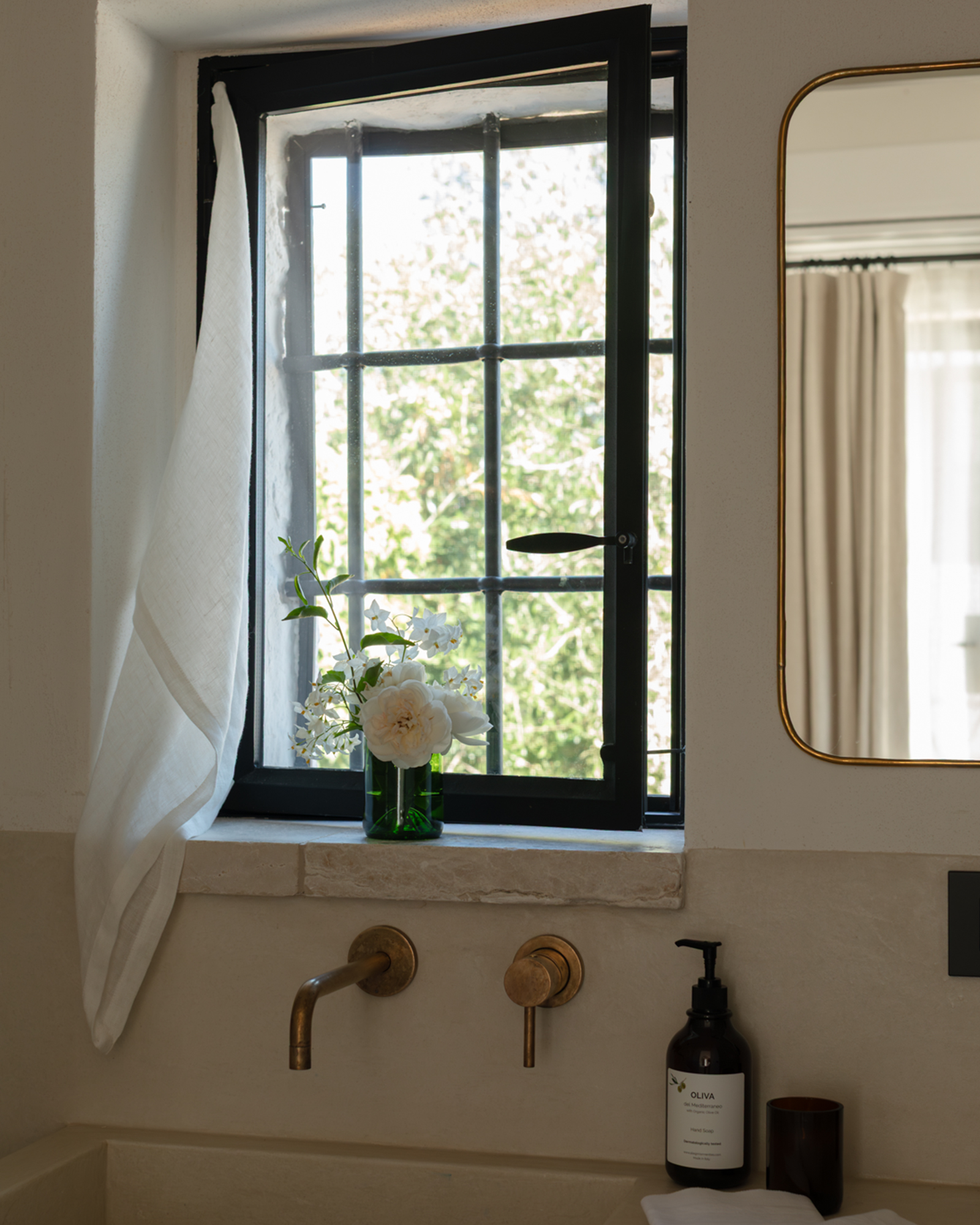 trulli-ottocappelli_villa_apulia-italy_interior-bathroom-window.jpg