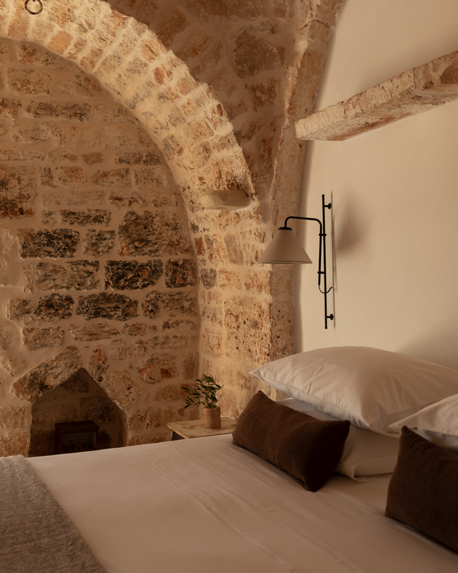 trulli-ottocappelli_villa_apulia-italy_interior-bed.jpg