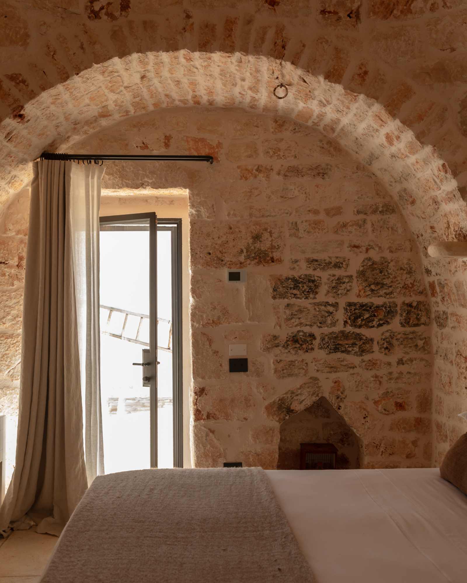 trulli-ottocappelli_villa_apulia-italy_interior-bed-room.jpg